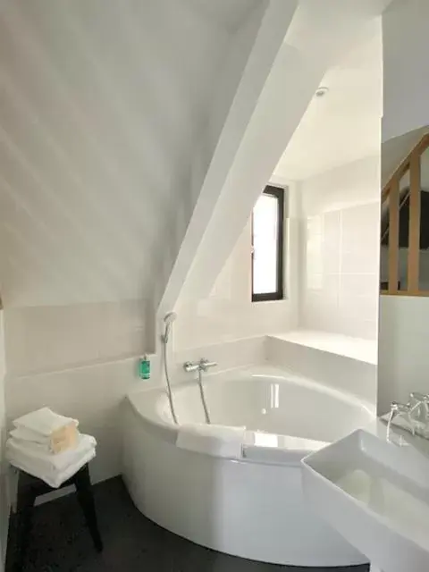 Bathroom in Hotel de France