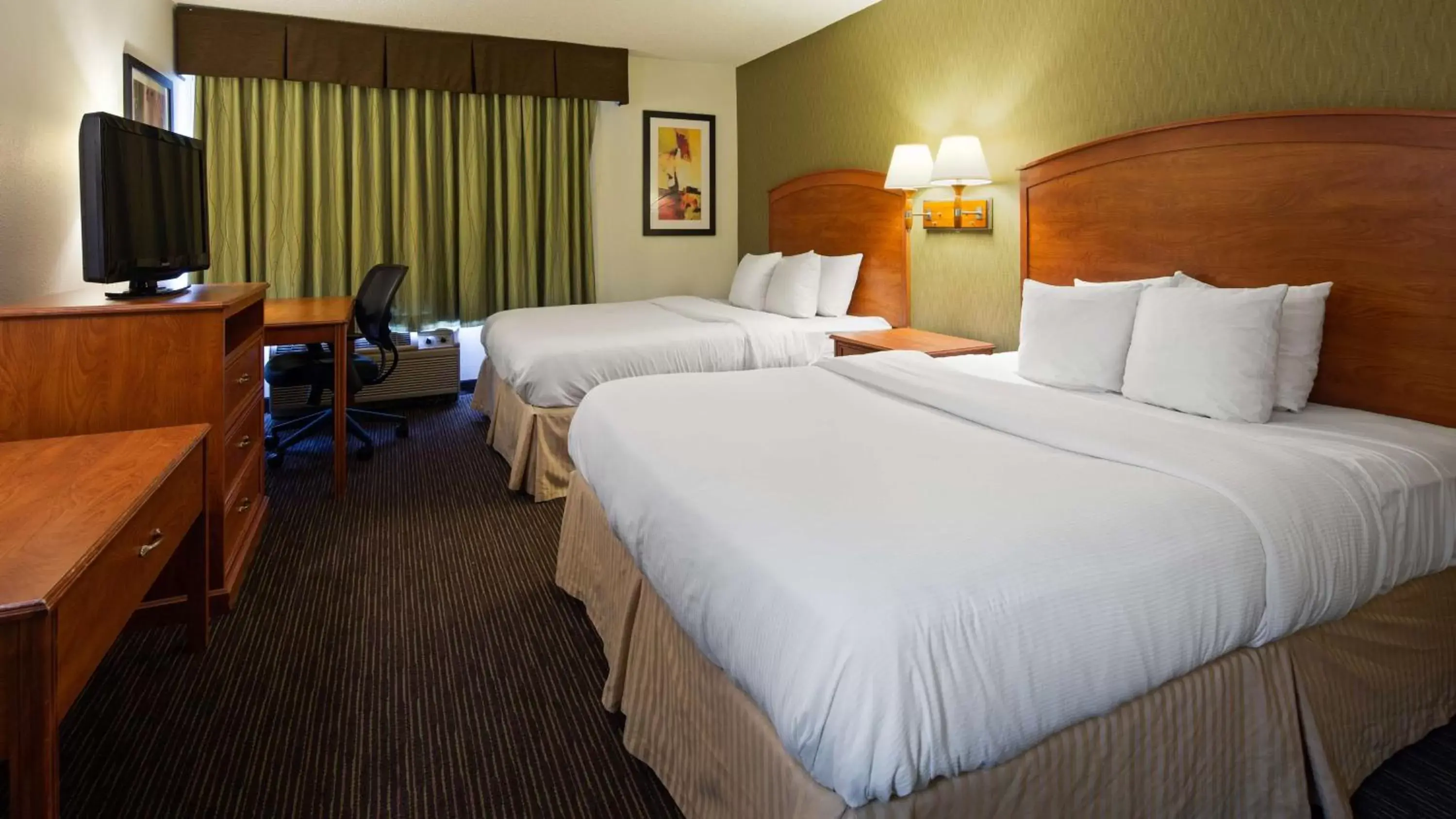 Photo of the whole room, Bed in High Plains Hotel at Denver International Airport