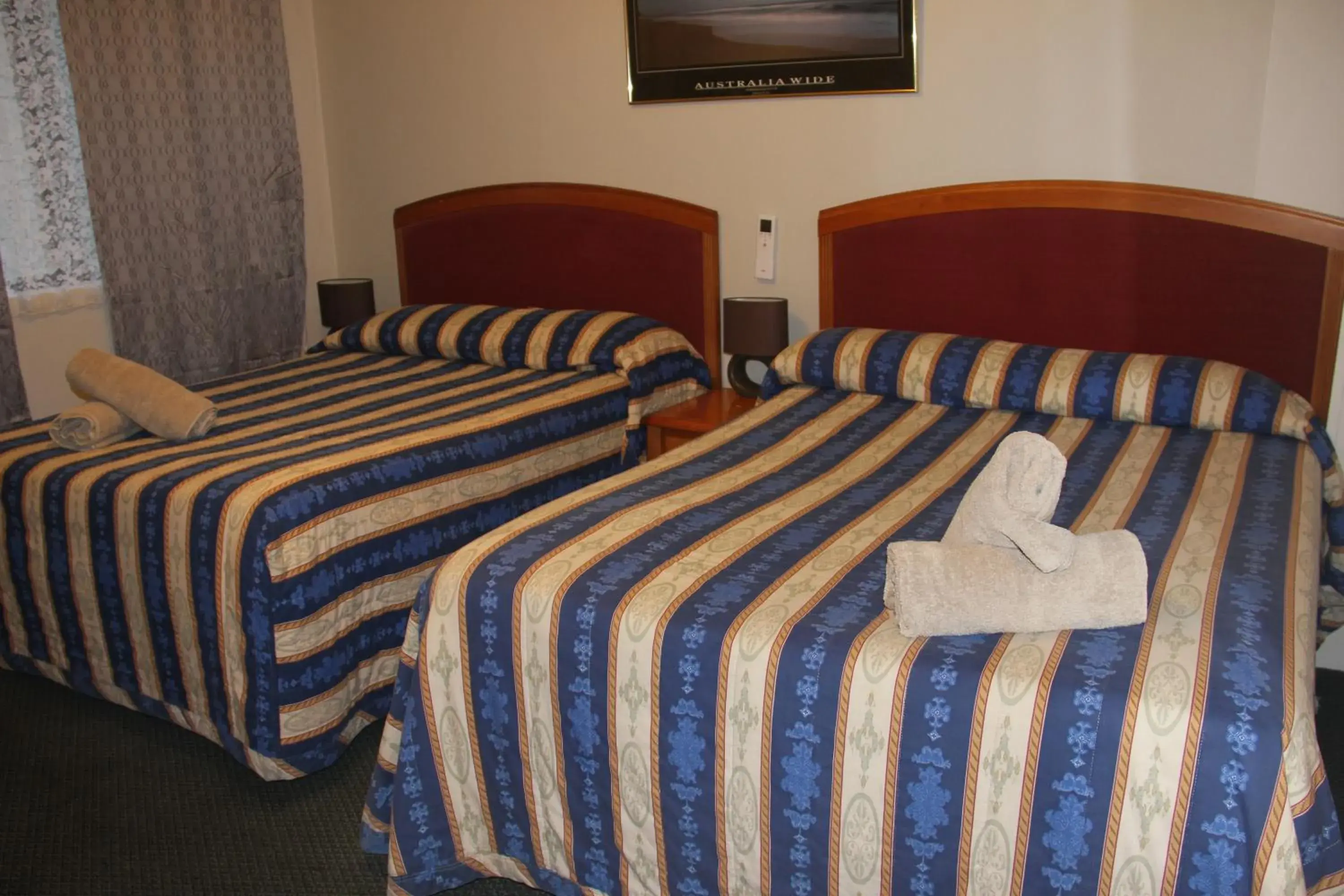 Bed in Alpine Heritage Motel