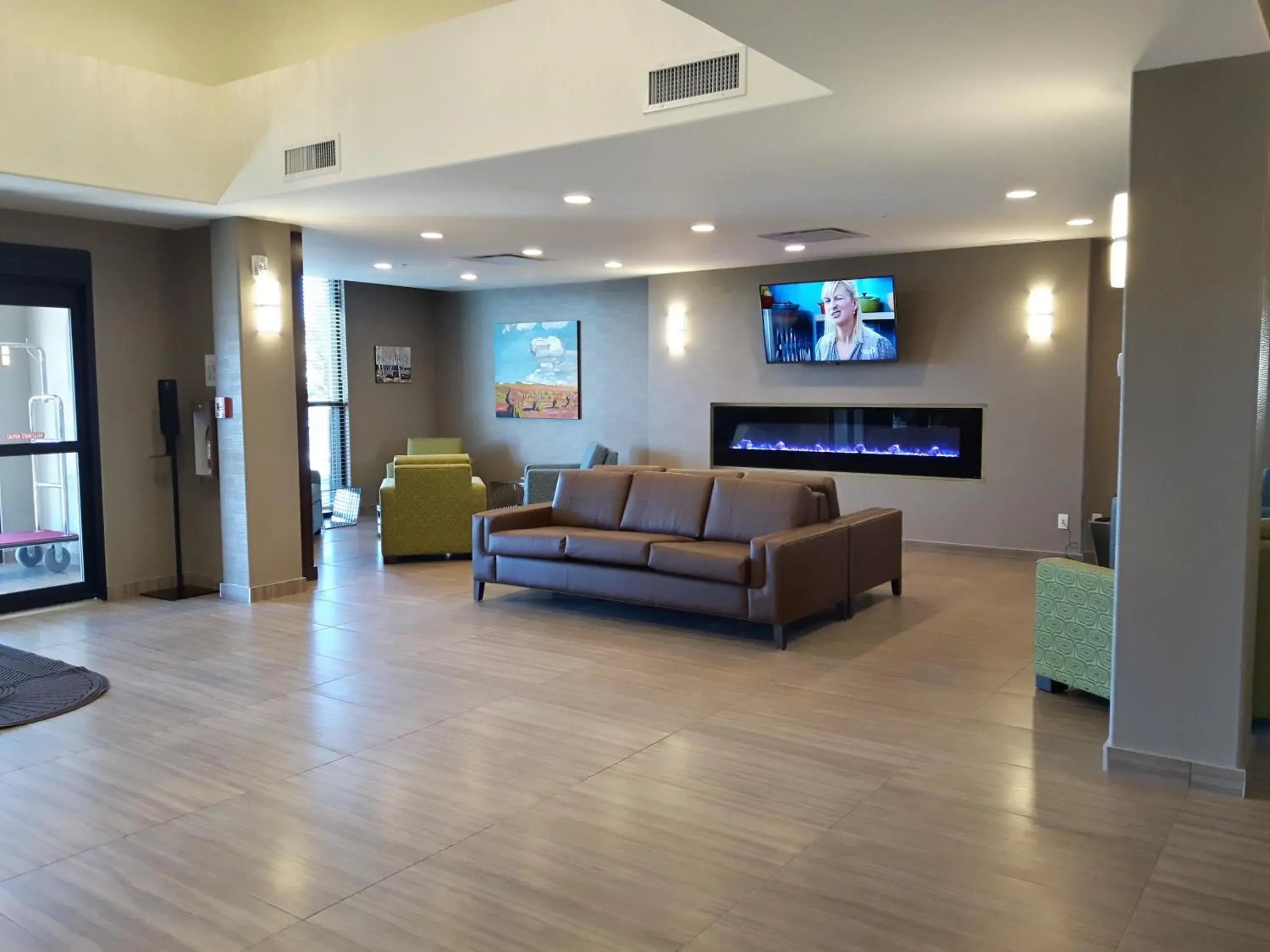 Lobby or reception, Lounge/Bar in Encore Suites by Service Plus Inns
