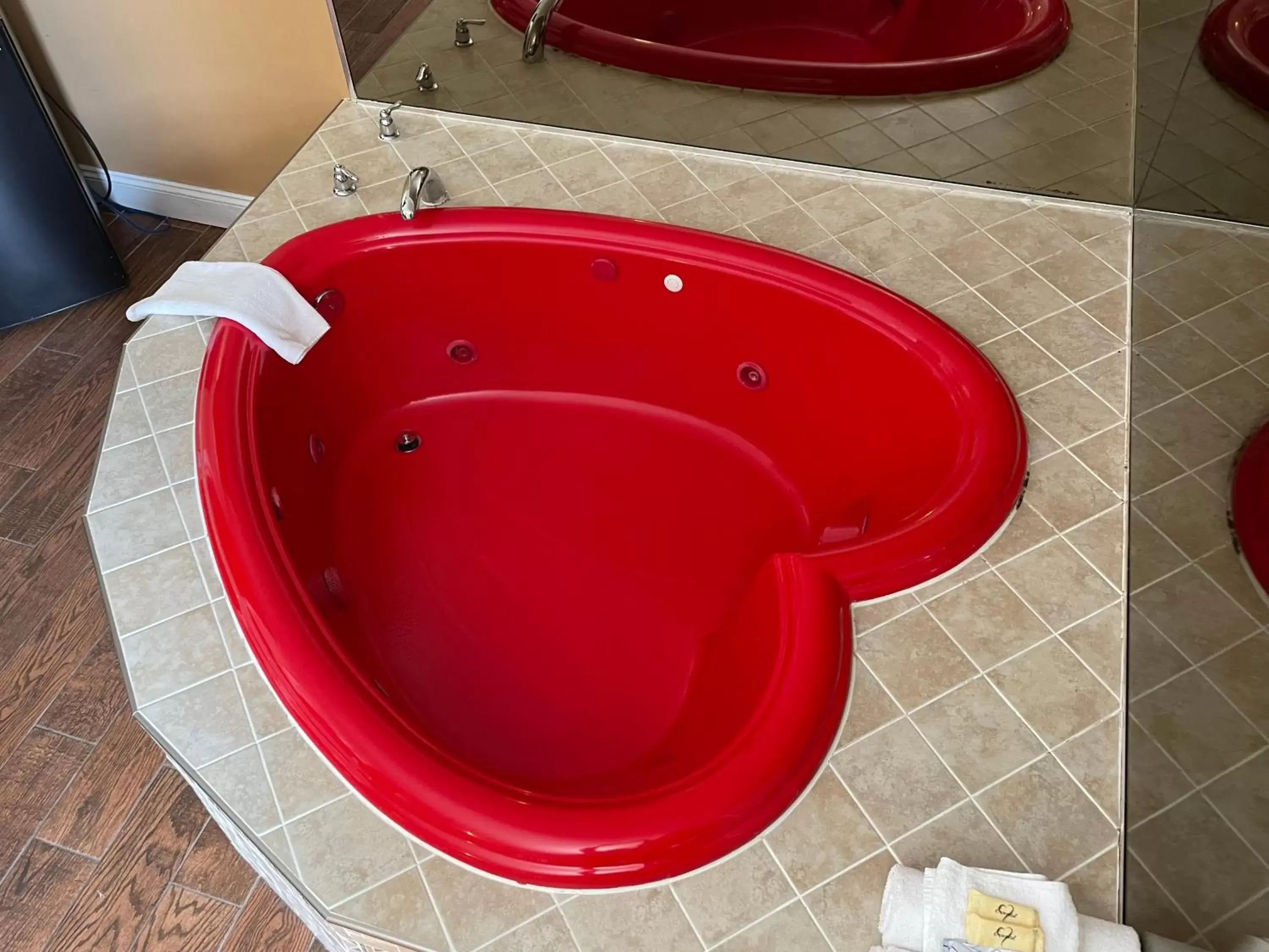 Hot Tub, Bathroom in Sea Palace Inn