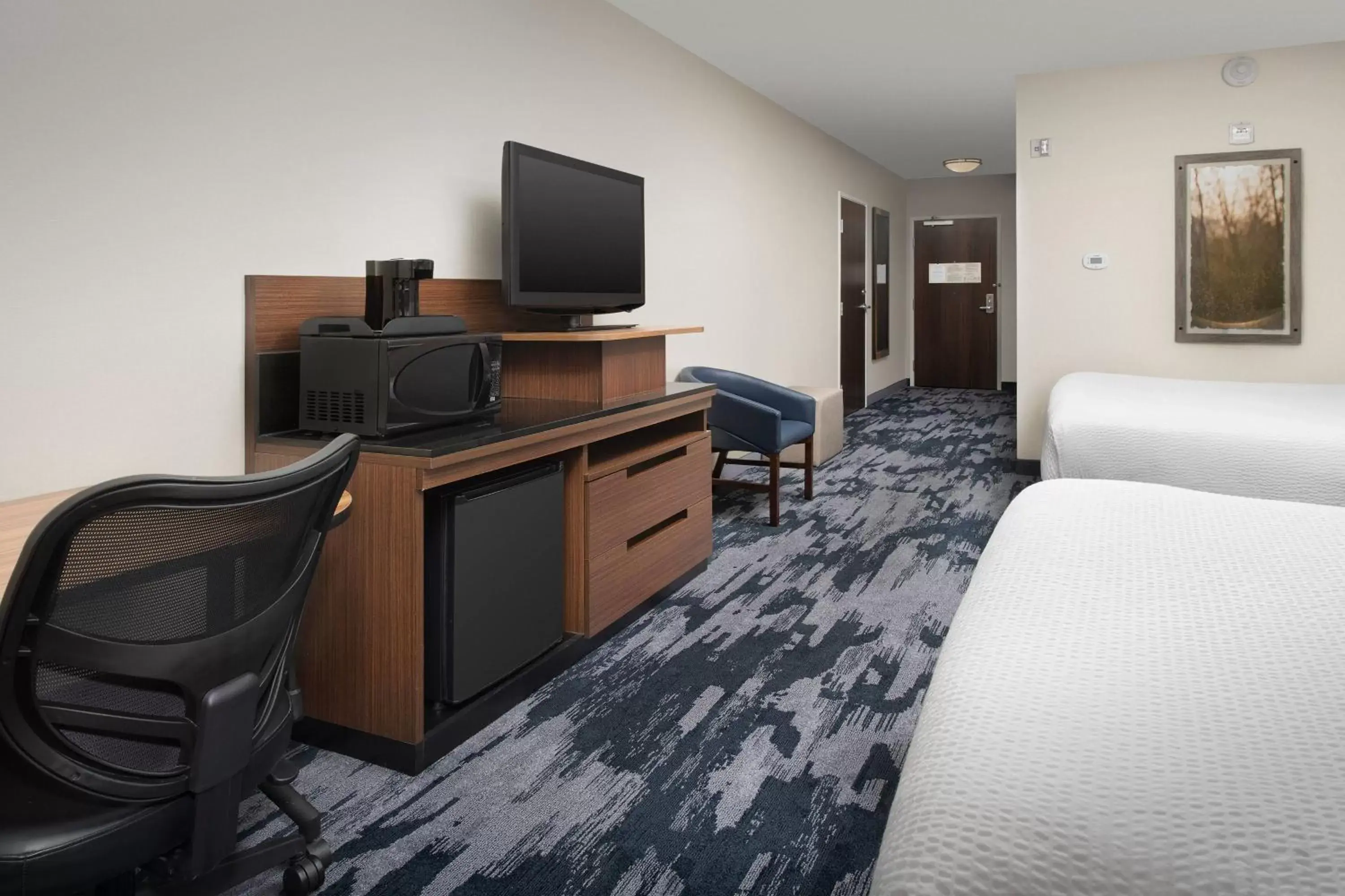 Photo of the whole room, TV/Entertainment Center in Fairfield Inn & Suites Baltimore BWI Airport