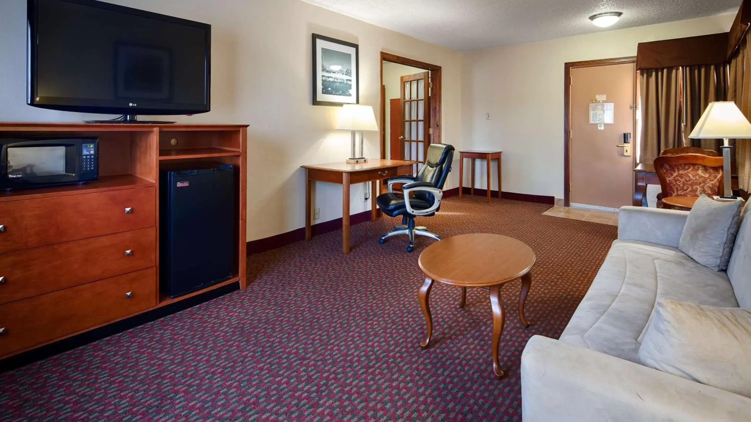 Living room, TV/Entertainment Center in Best Western Inn of St. Charles