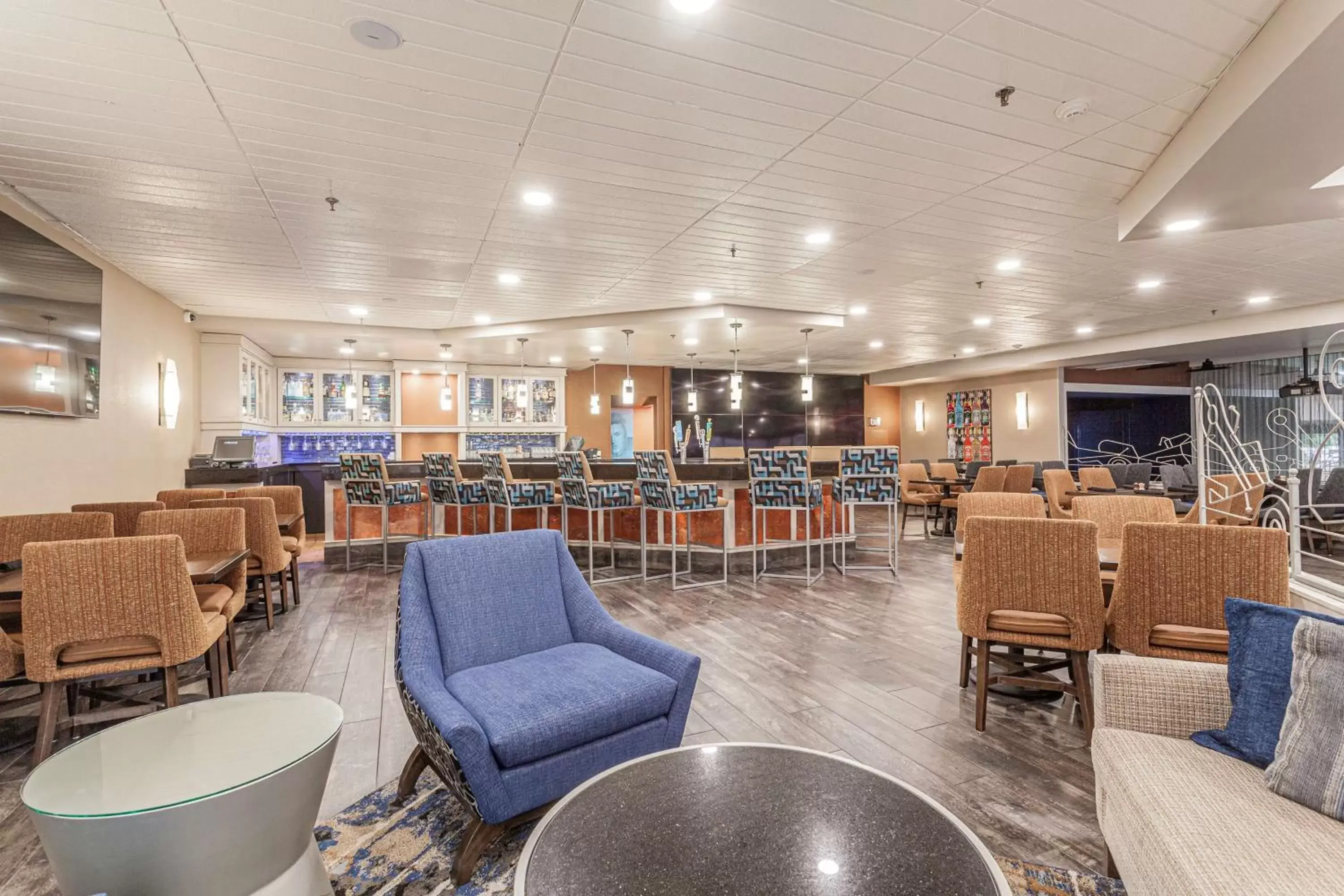 Lounge or bar, Restaurant/Places to Eat in DoubleTree by Hilton Memphis