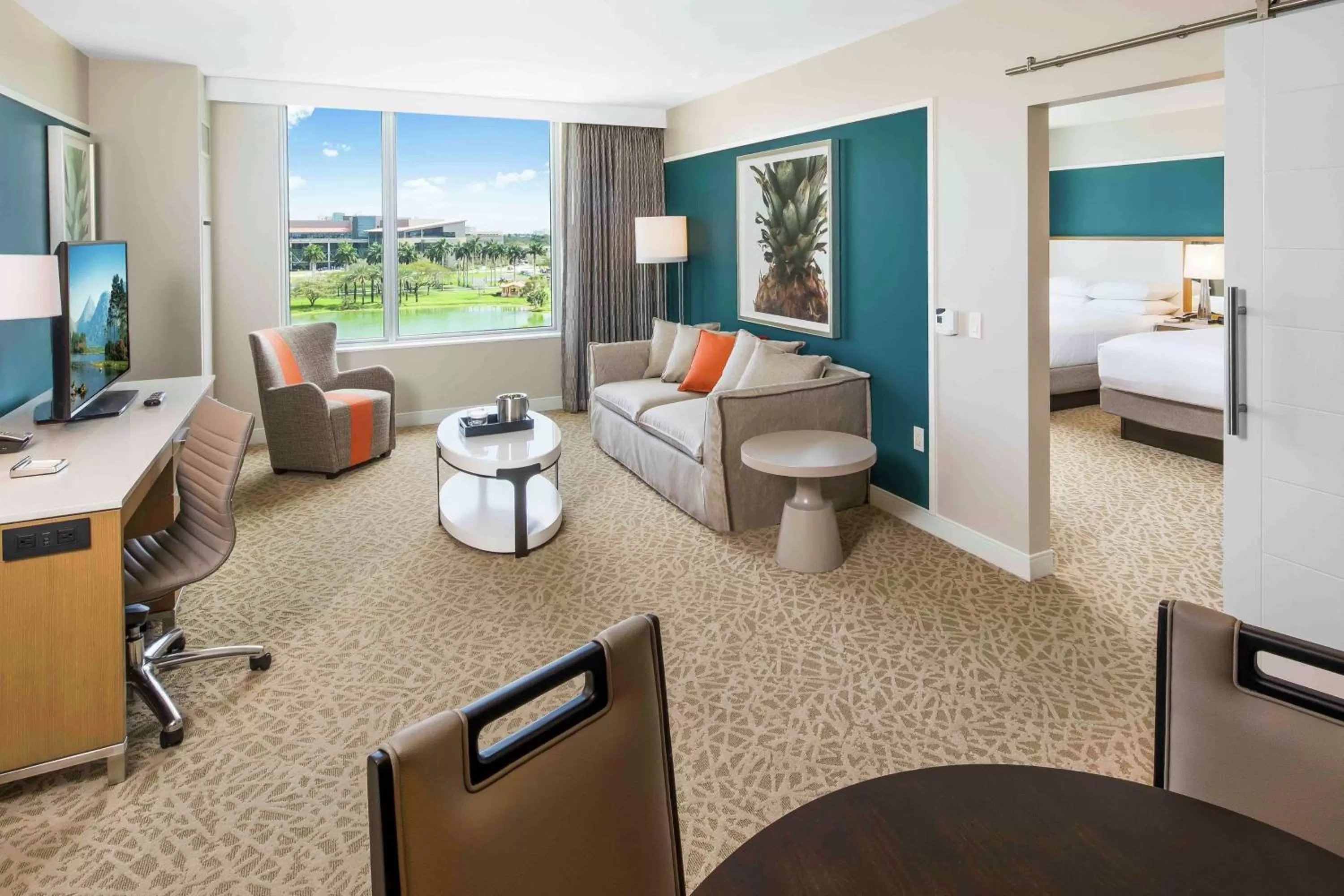 Living room, Bed in Hilton Miami Dadeland