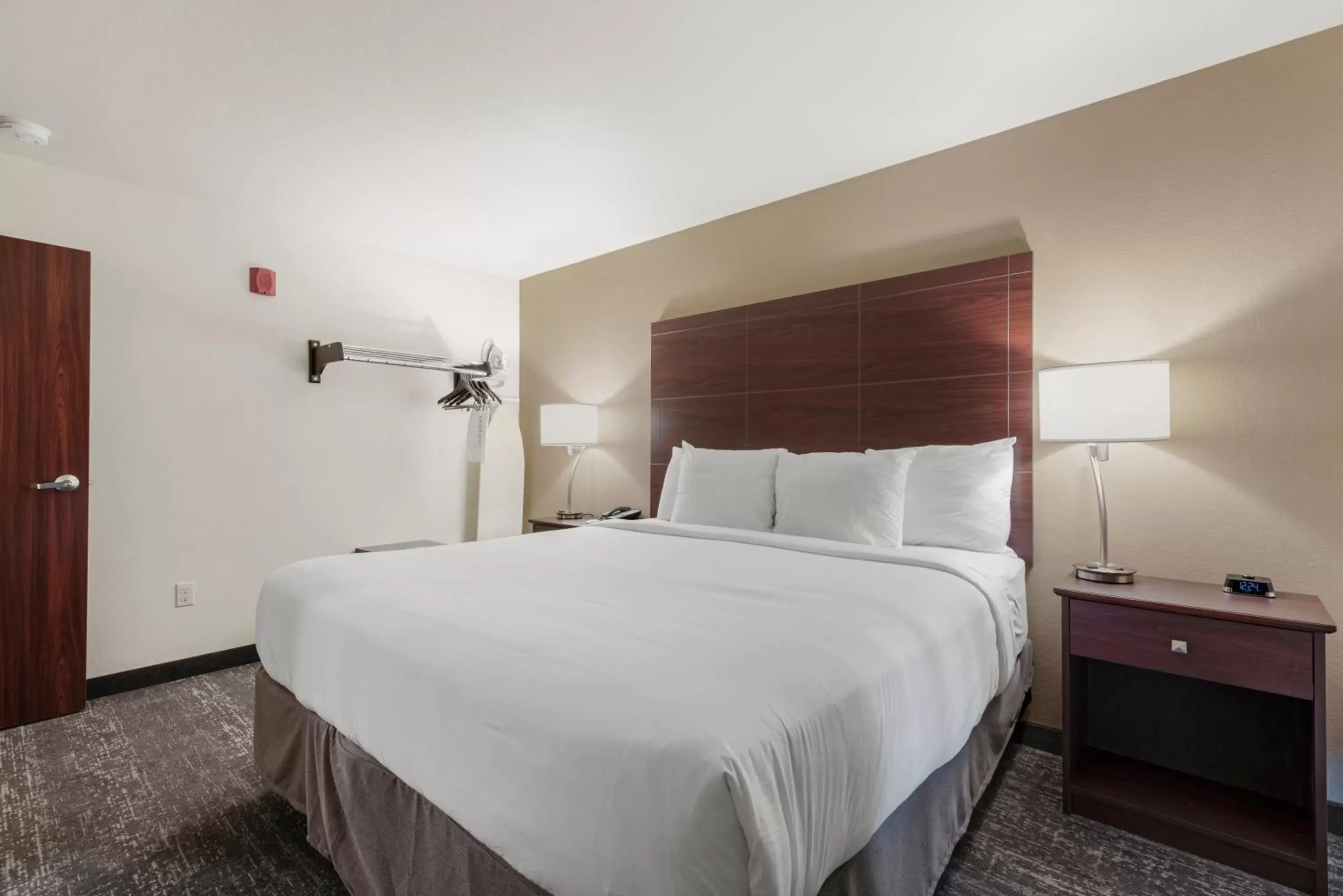 Bed in Cobblestone Hotel & Suites - Urbana