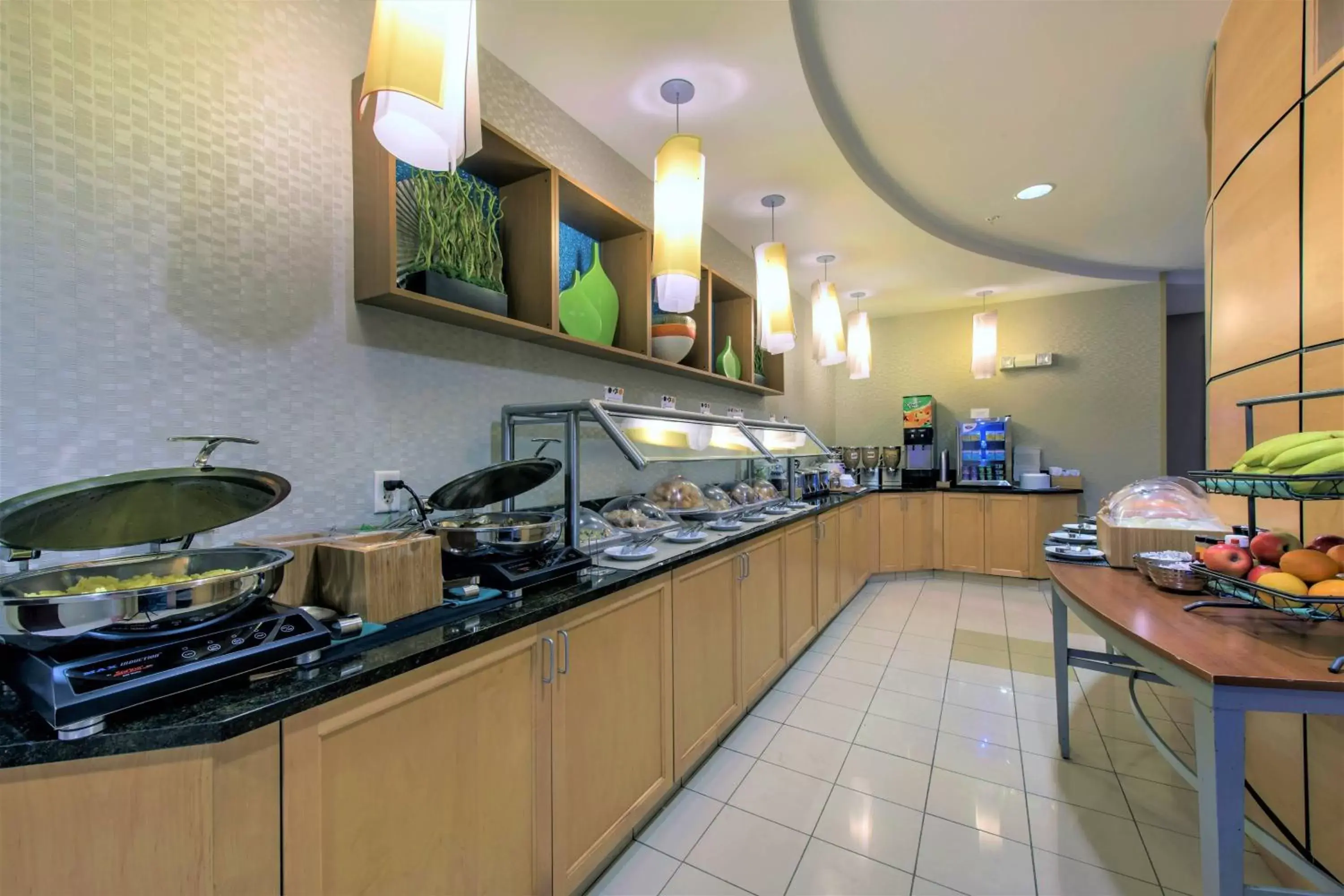 Breakfast, Kitchen/Kitchenette in SpringHill Suites Devens Common Center