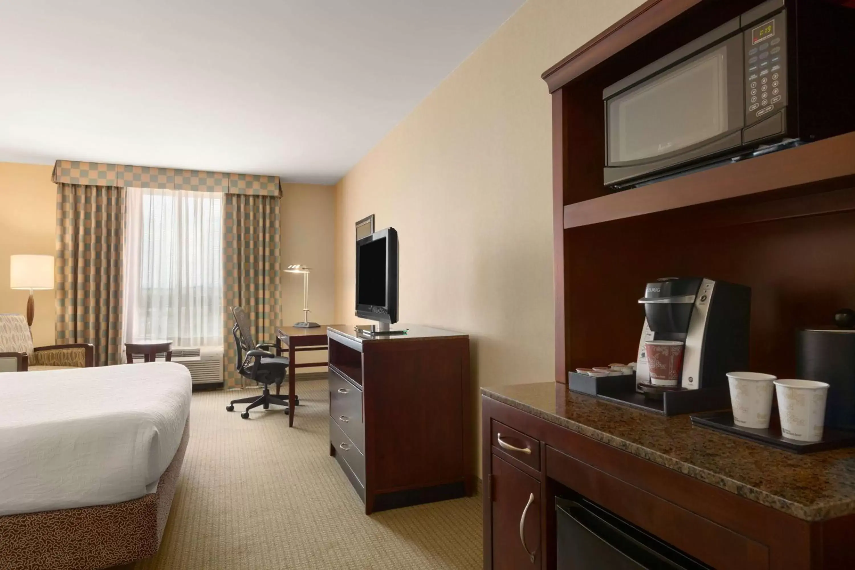Bedroom, TV/Entertainment Center in Hilton Garden Inn Dulles North