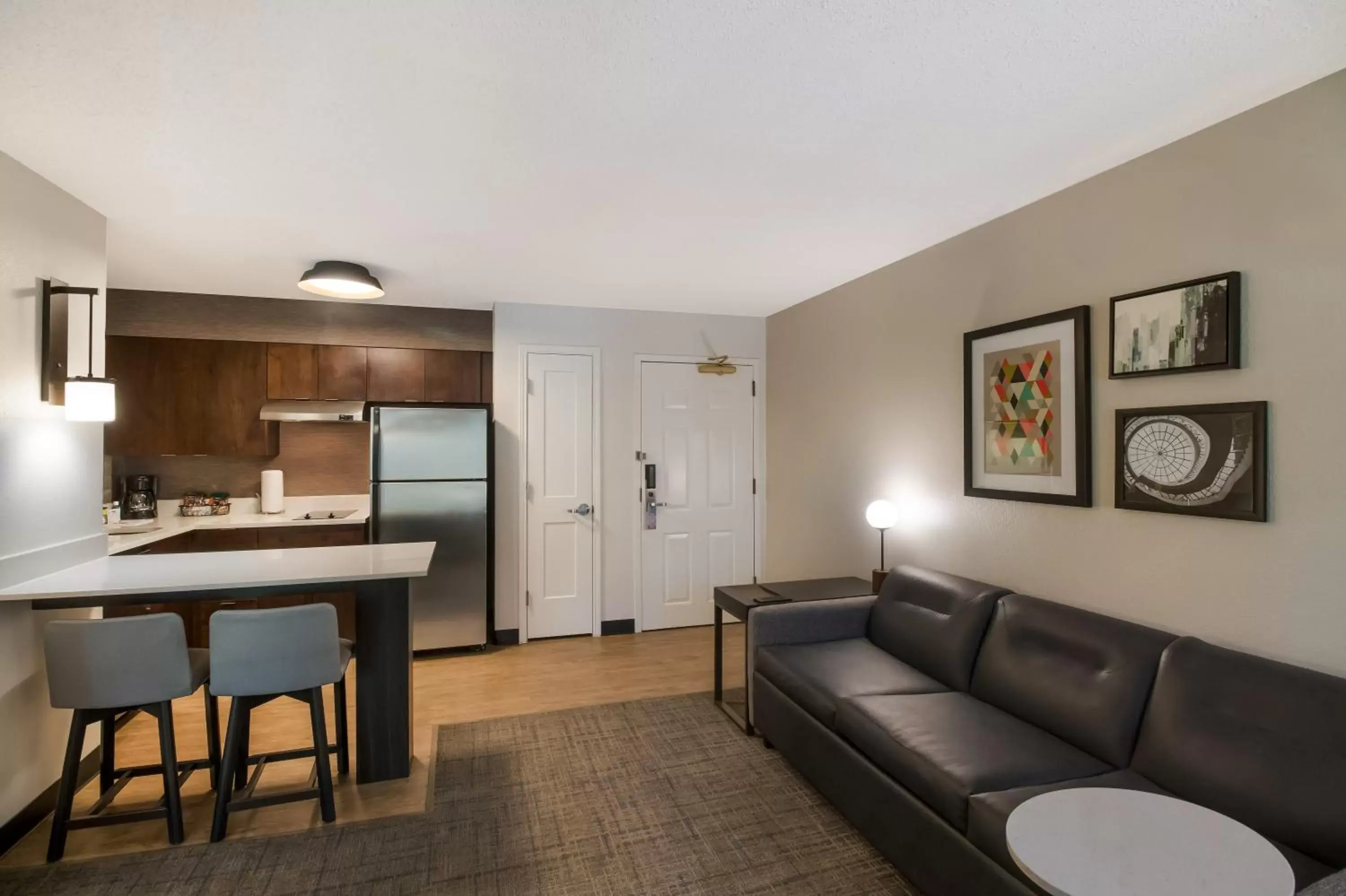 Kitchen or kitchenette, Seating Area in Sonesta ES Suites Dallas Richardson