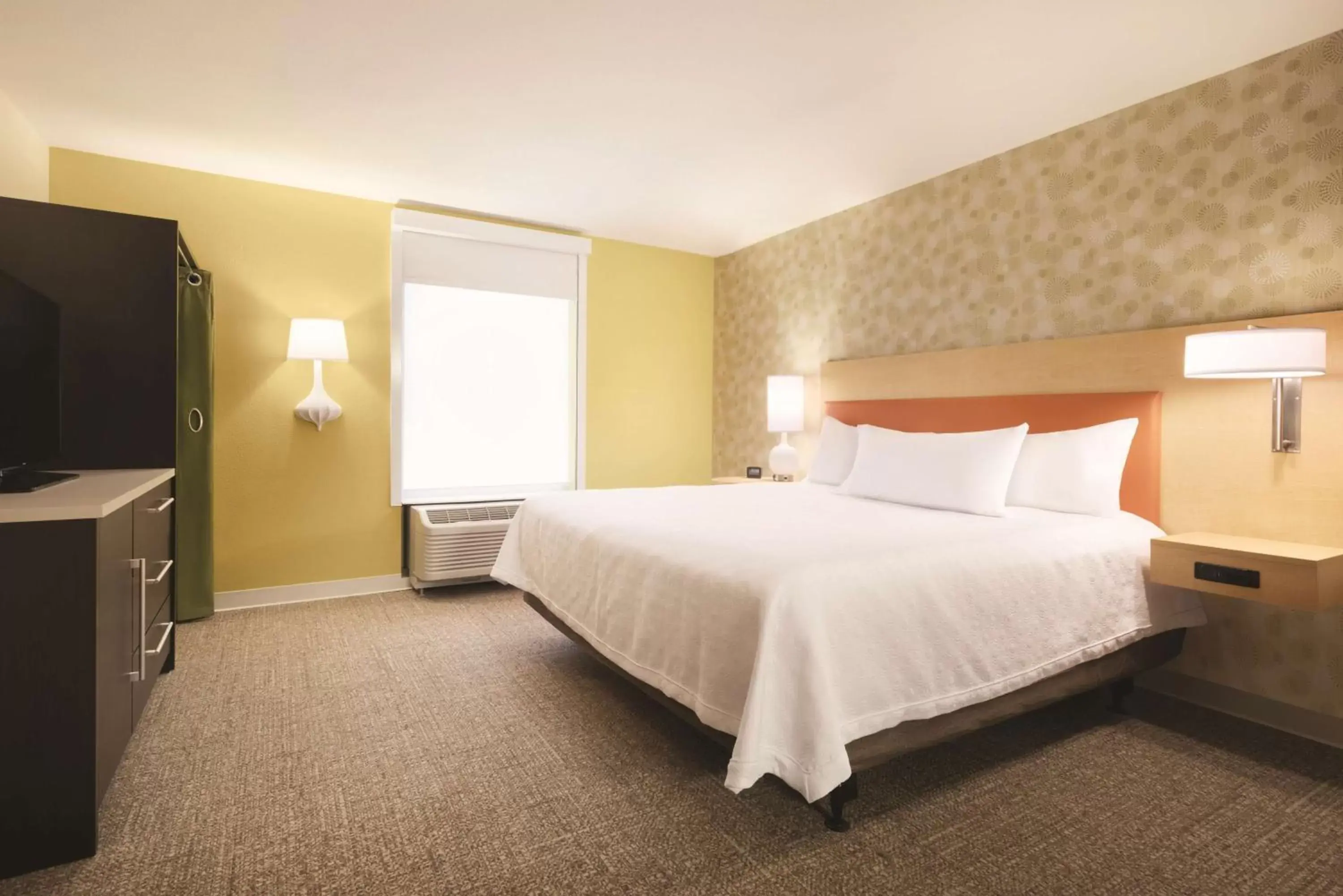 Bedroom, Bed in Home2 Suites By Hilton Iowa City Coralville