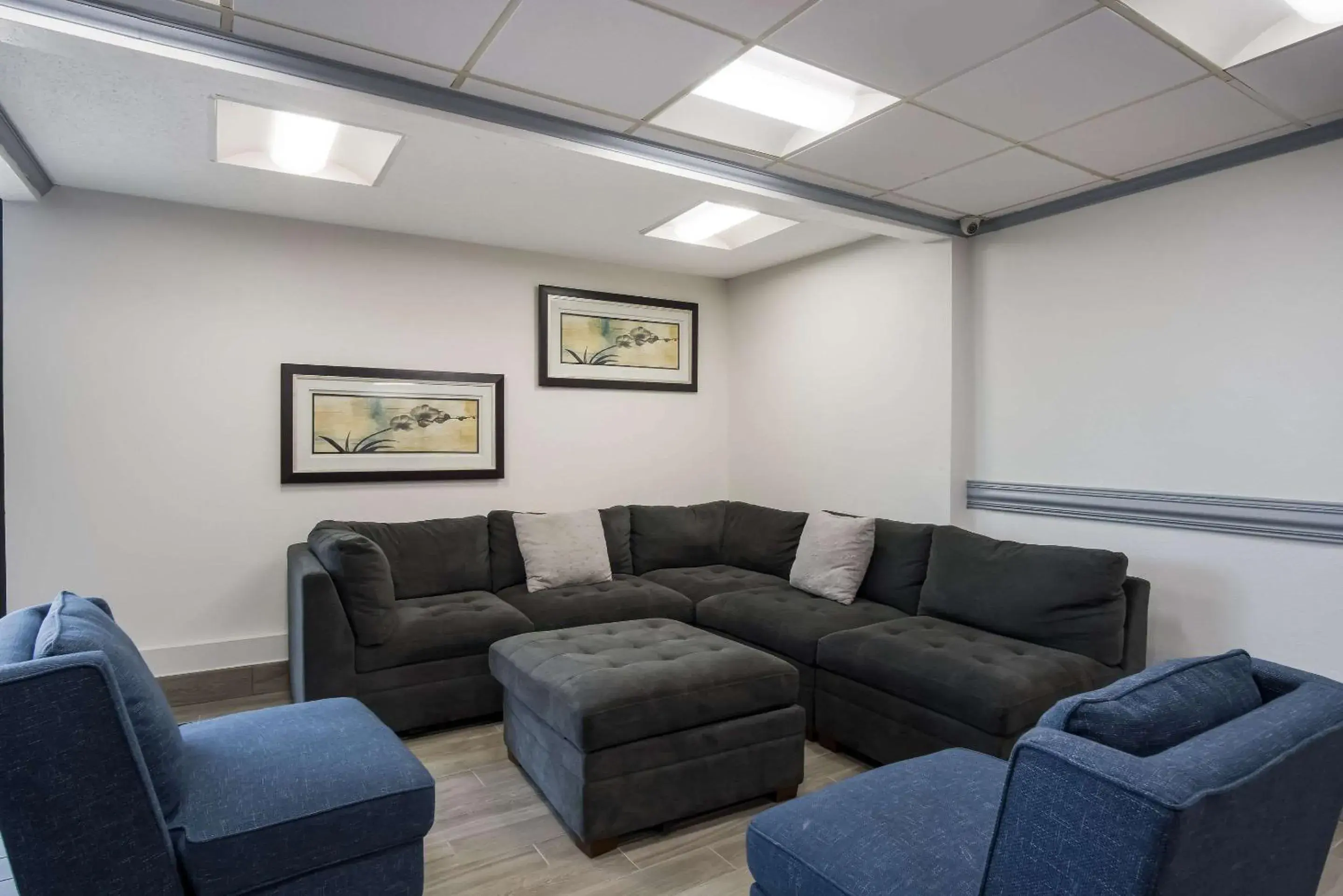 Lounge or bar in Clarion Inn & Suites Grand Rapids Airport Lounge or bar in Clarion Inn & Suites Grand Rapids Airport