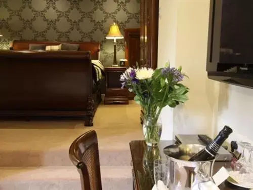 Bed, TV/Entertainment Center in Mansion House Hotel