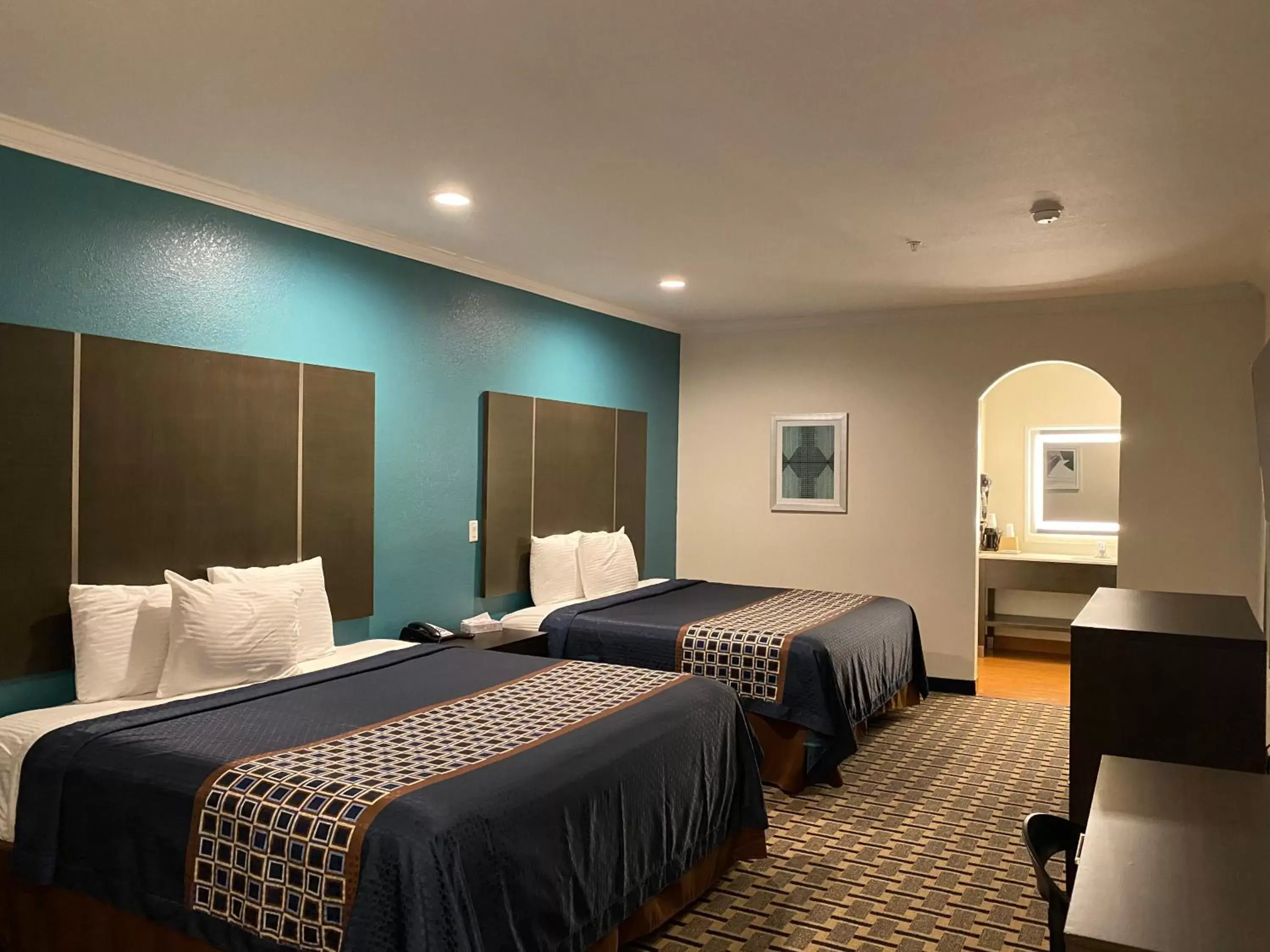 Bed in Regency Inn & Suites- NW Houston