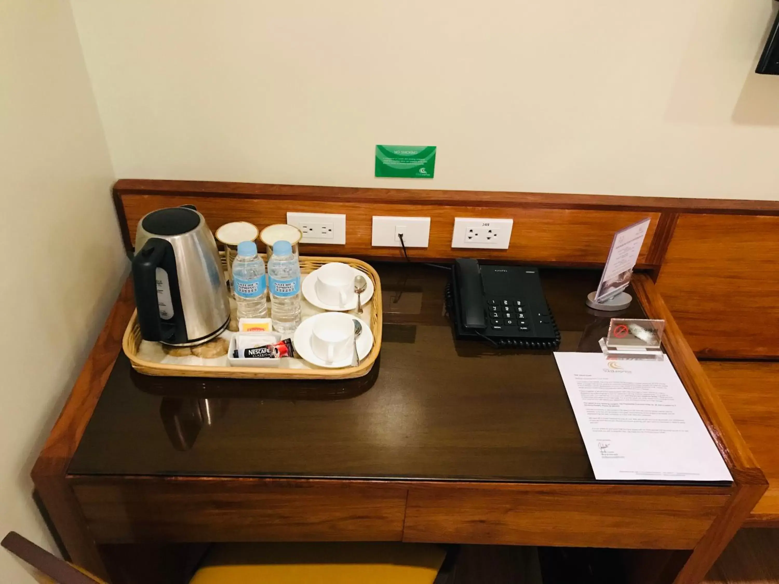 Coffee/tea facilities in Coron Soleil Express Hotel