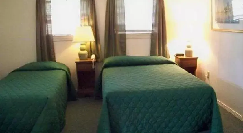 Bed in Mount Whittier Motel