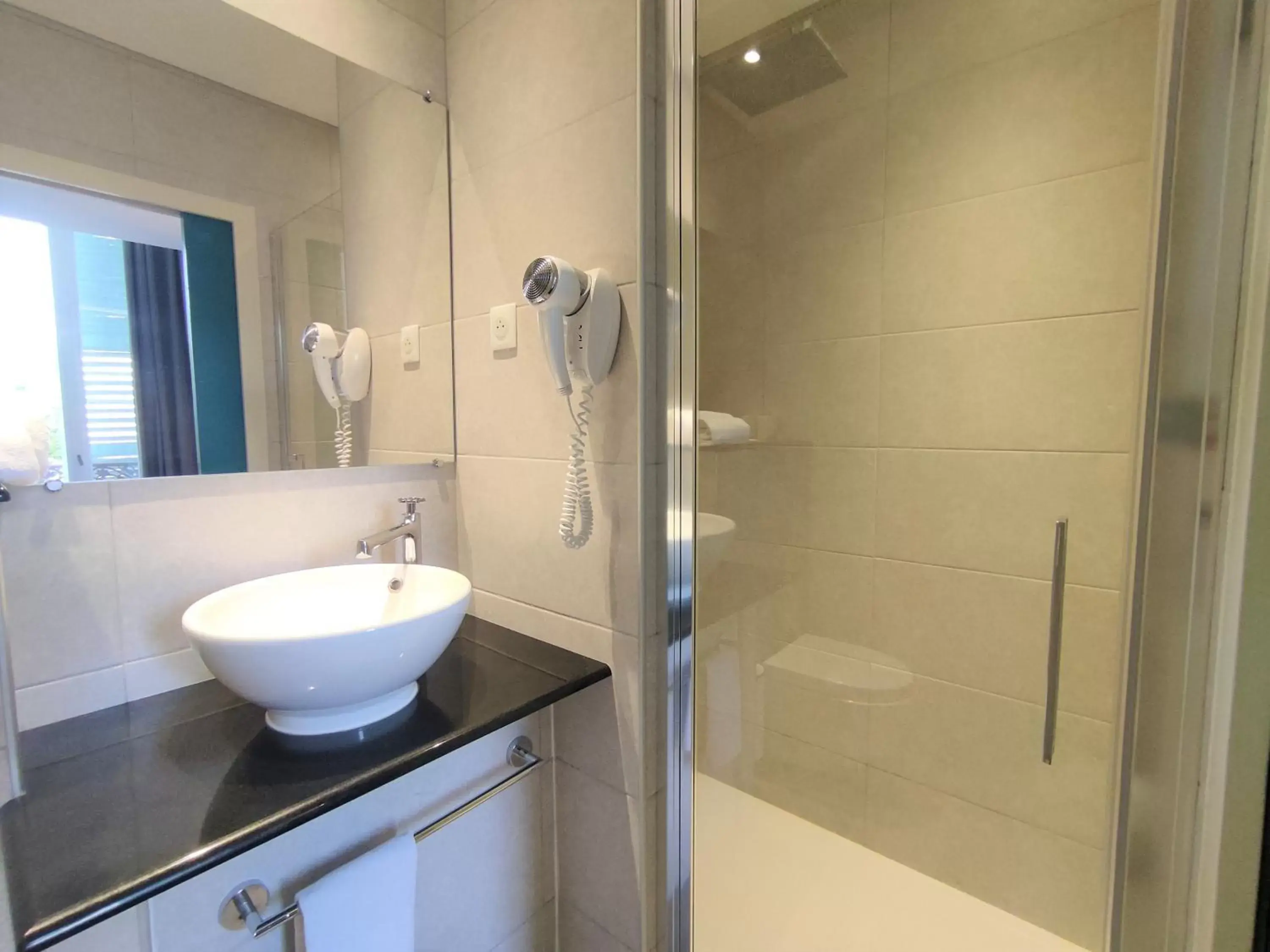Shower, Bathroom in Cit'Hotel Limoges Centre - Lion d'or