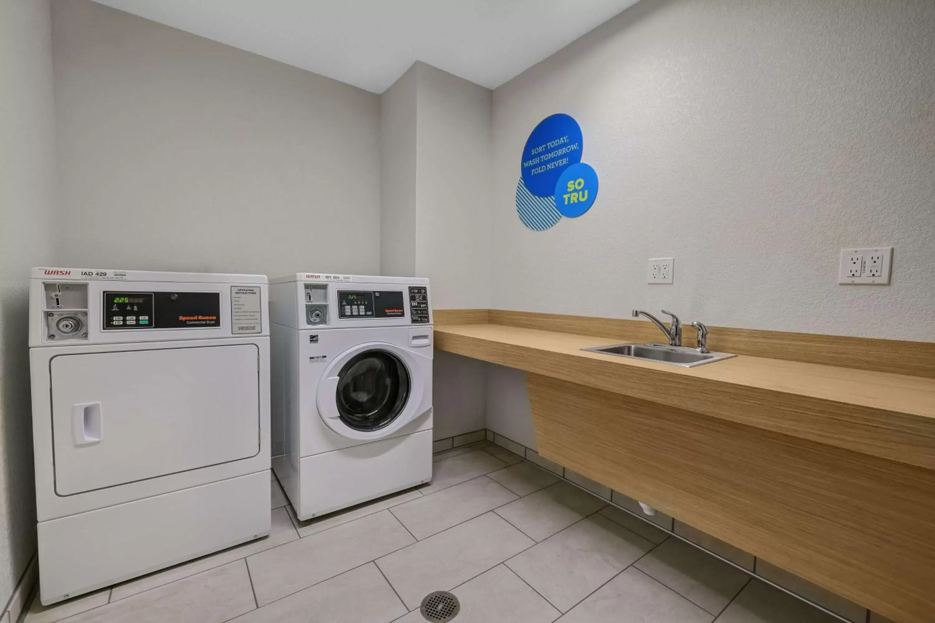 Property building, Kitchen/Kitchenette in Tru By Hilton Lathrop