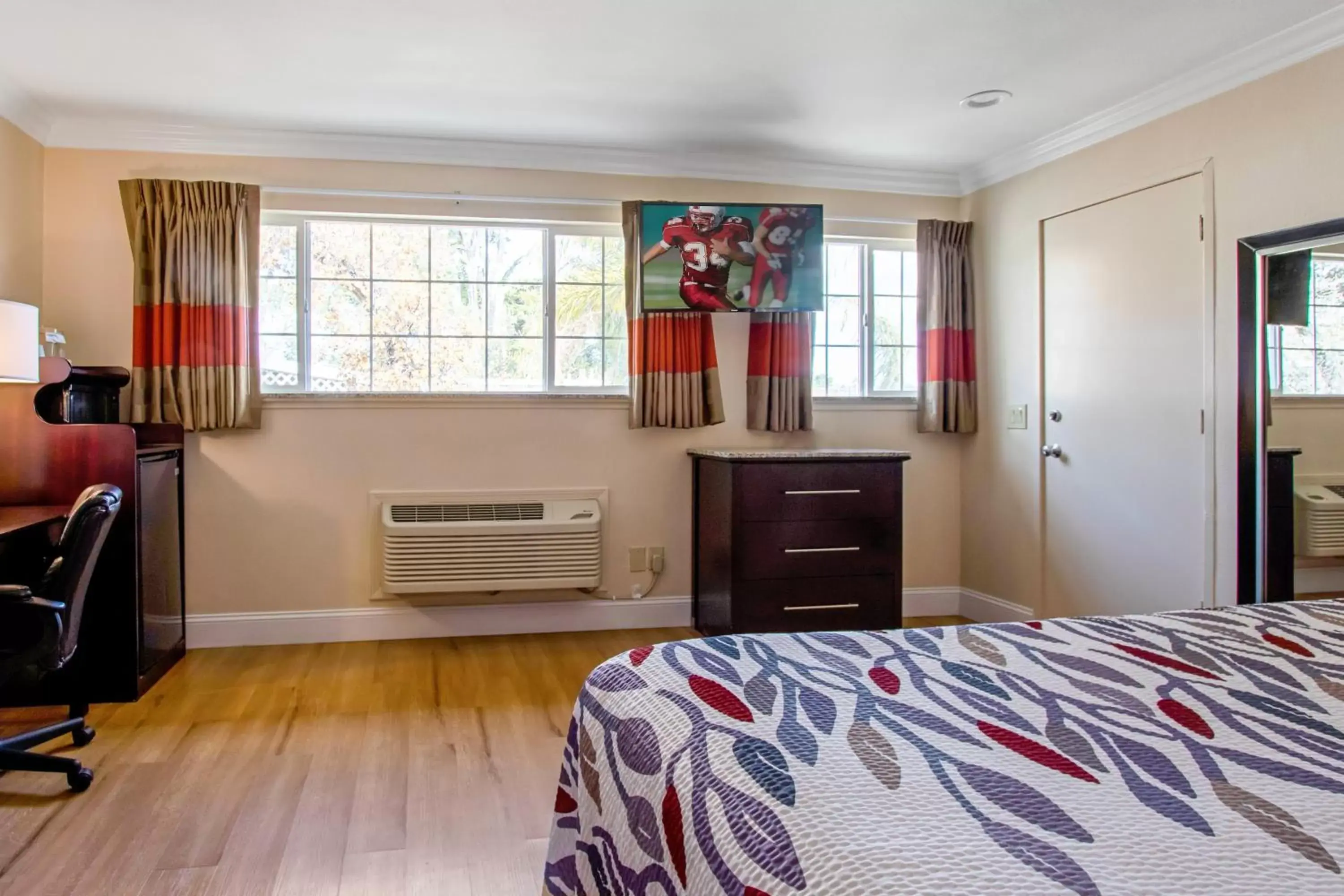 Property building, Bed in Red Roof Inn & Suites Monterey Property building, Bed in Red Roof Inn & Suites Monterey