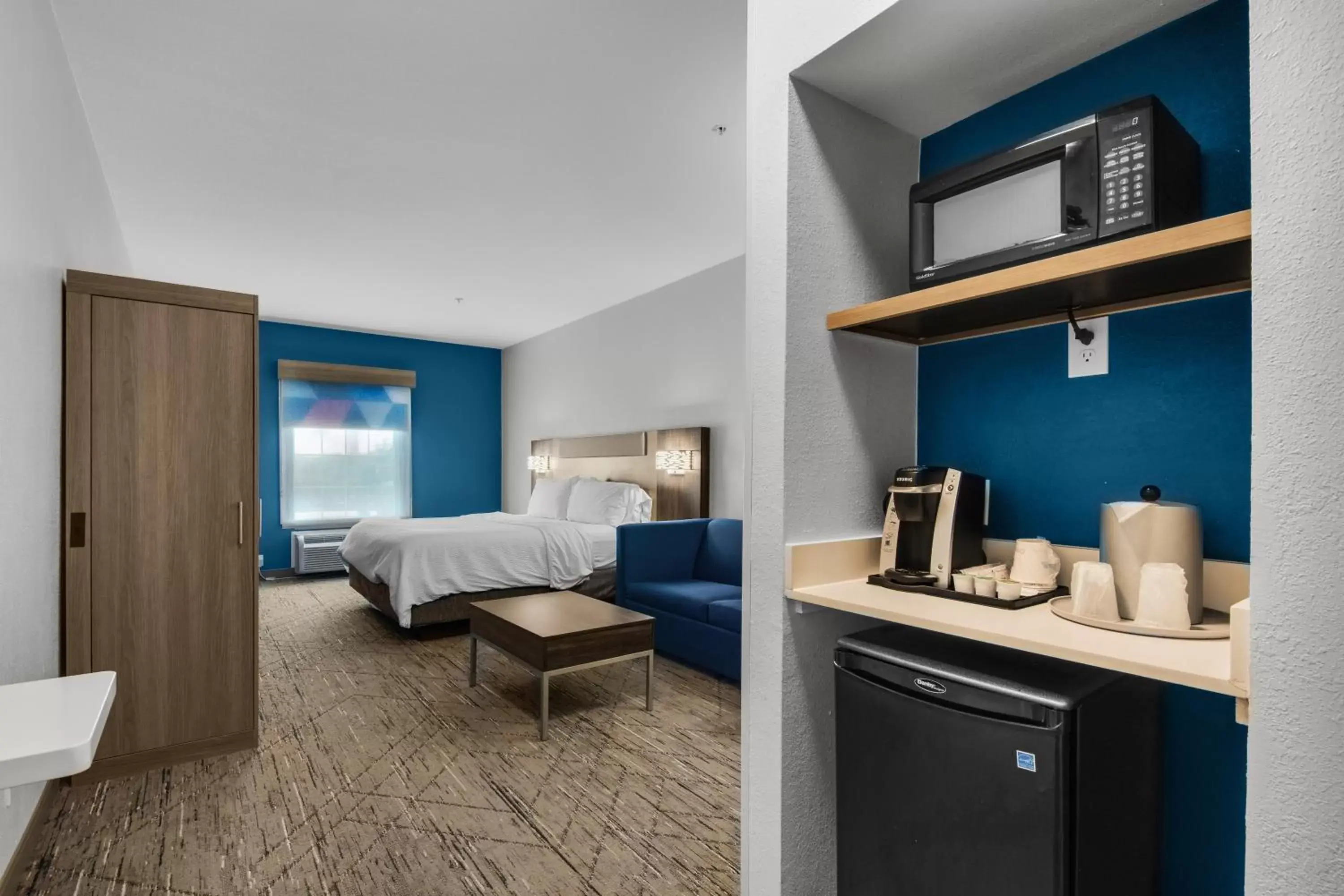 Standard King Room with Mobility Accessible Roll-In Shower in Holiday Inn Express Destin E - Commons Mall Area, an IHG Hotel Standard King Room with Mobility Accessible Roll-In Shower in Holiday Inn Express Destin E - Commons Mall Area, an IHG Hotel