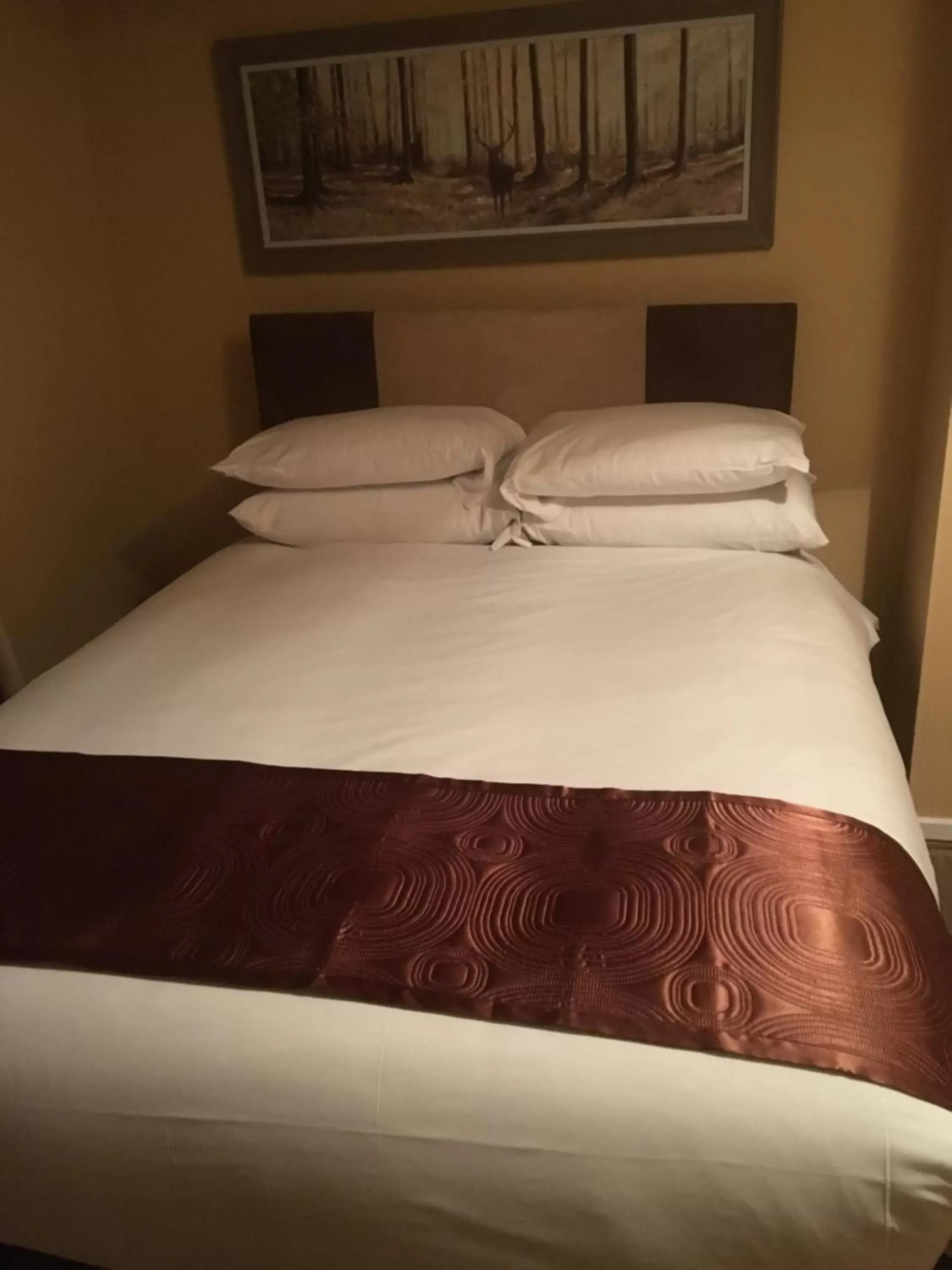 Bed in The Ynyscedwyn Arms Hotel