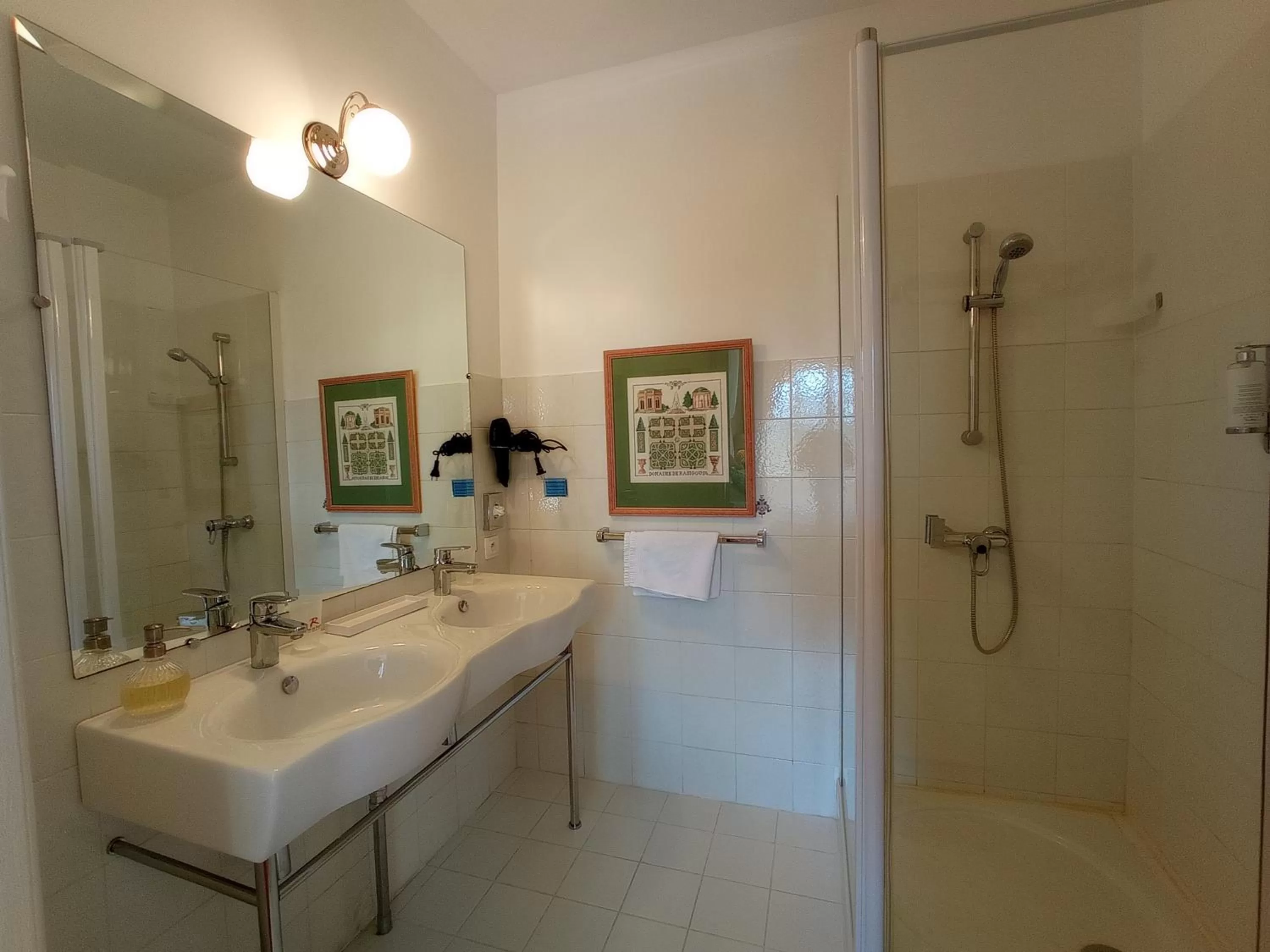 Shower, Bathroom in Domaine de Rasigous