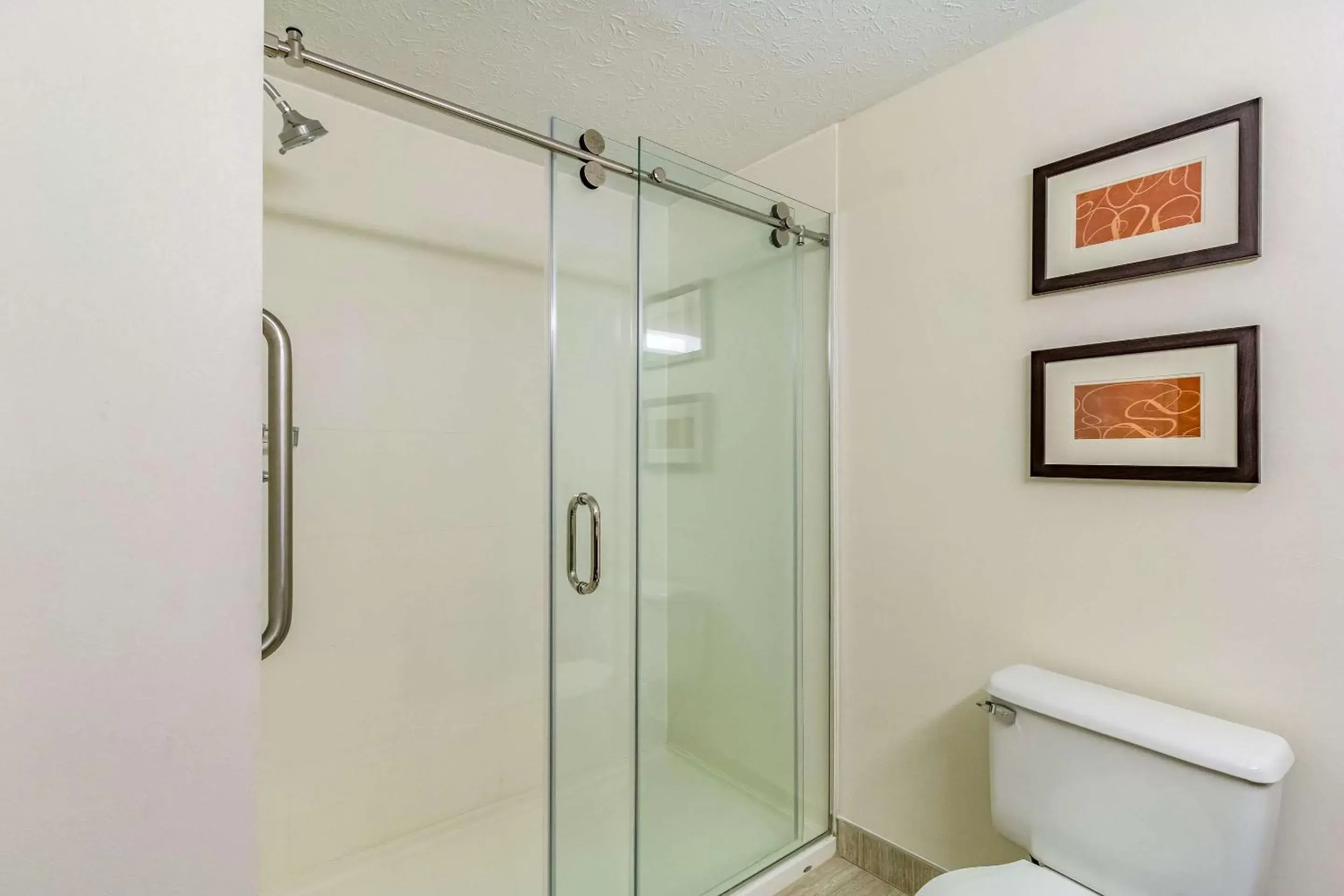 Photo of the whole room, Bathroom in Comfort Inn Independence