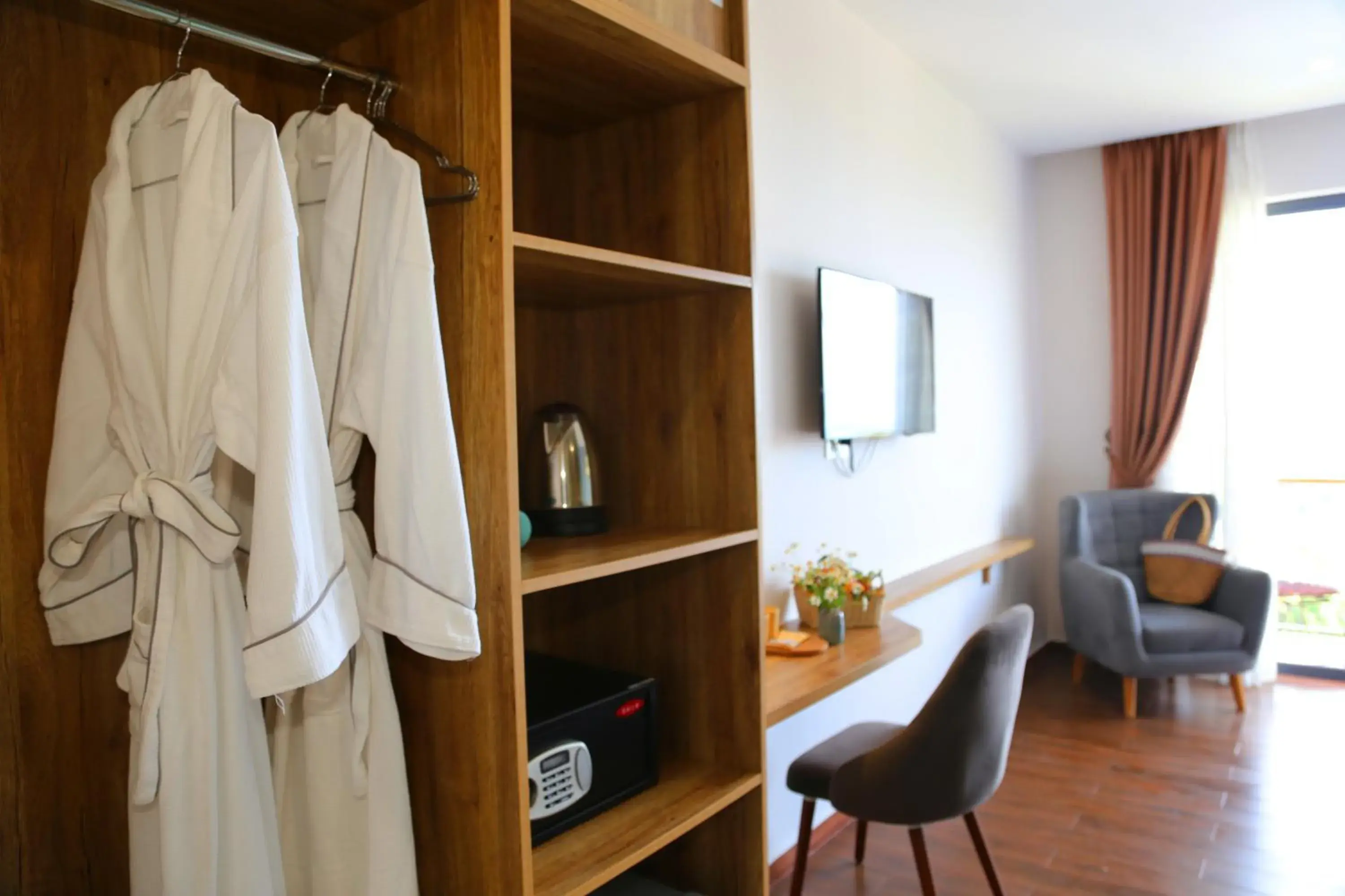 Bedroom, TV/Entertainment Center in Tom Hill Boutique Resort & Spa