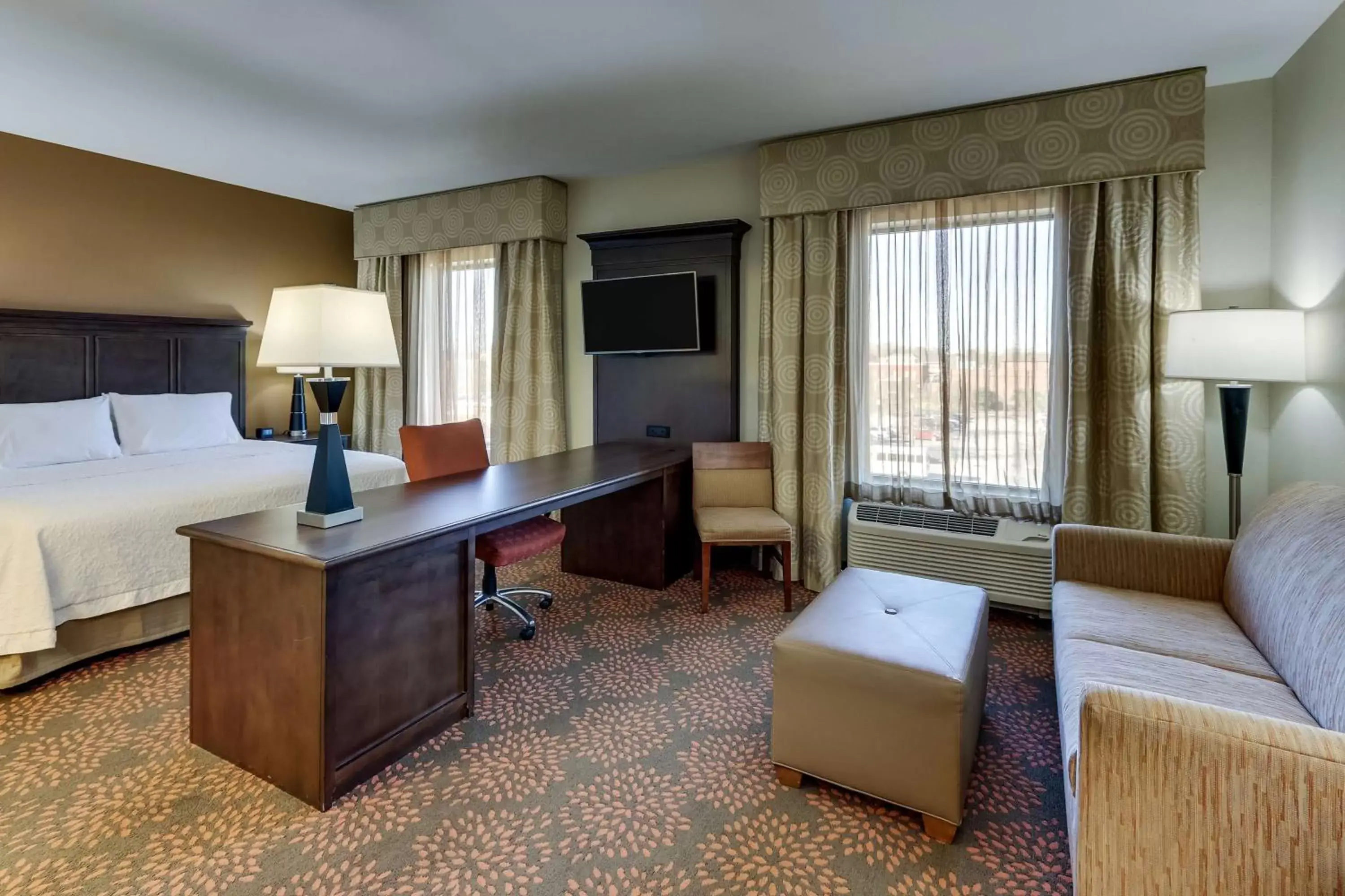 Bed, Seating Area in Hampton Inn & Suites - Hartsville, SC