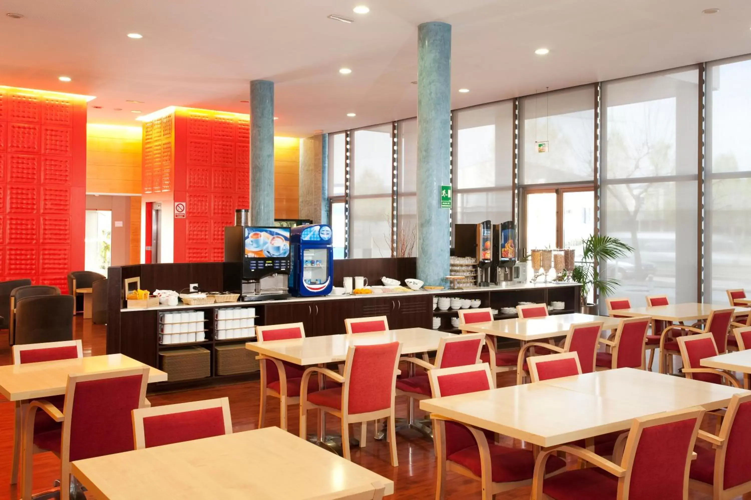 Lounge or bar, Restaurant/Places to Eat in Holiday Inn Express Molins de Rei