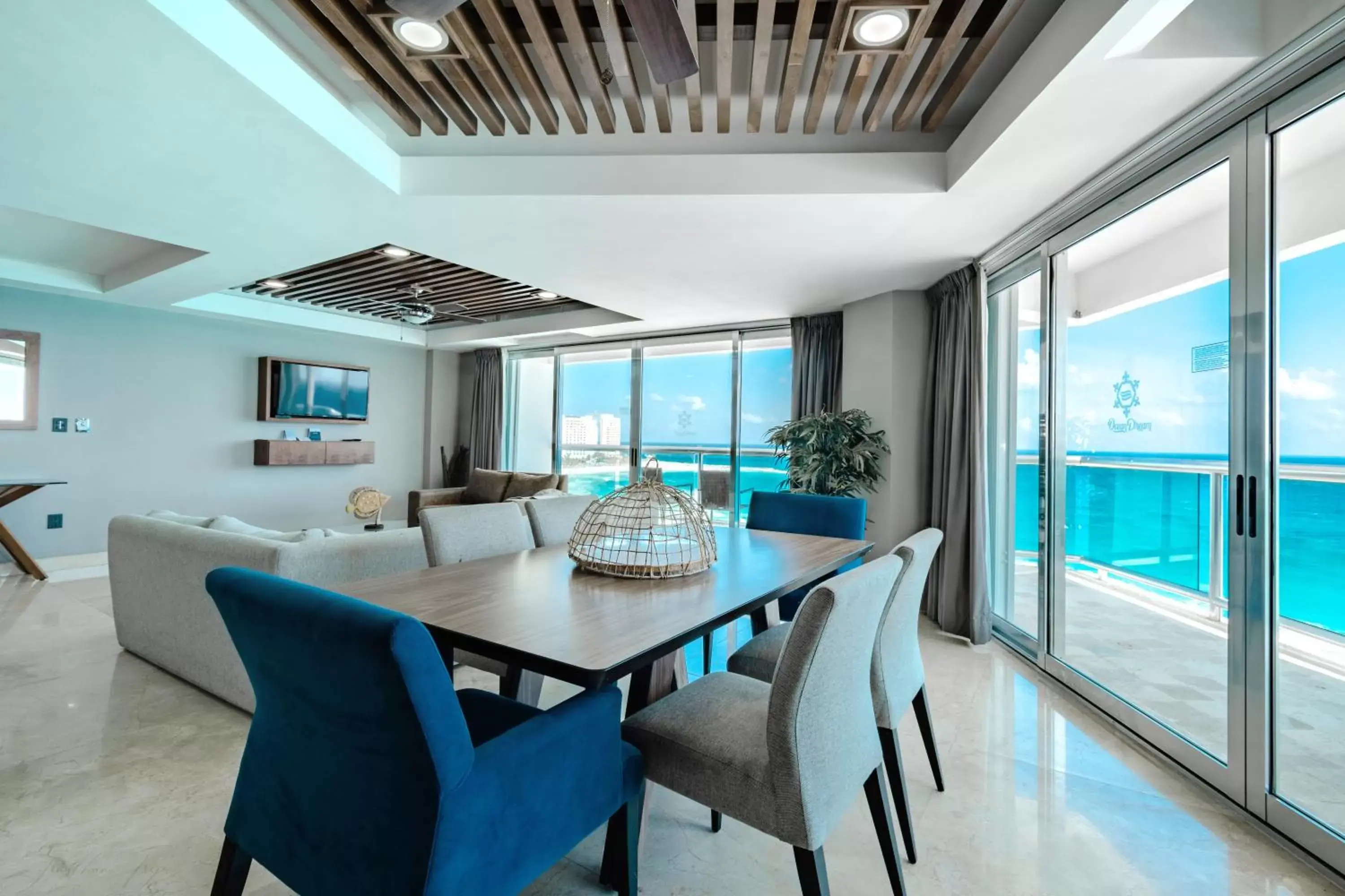 Living room in Ocean Dream Cancun by GuruHotel