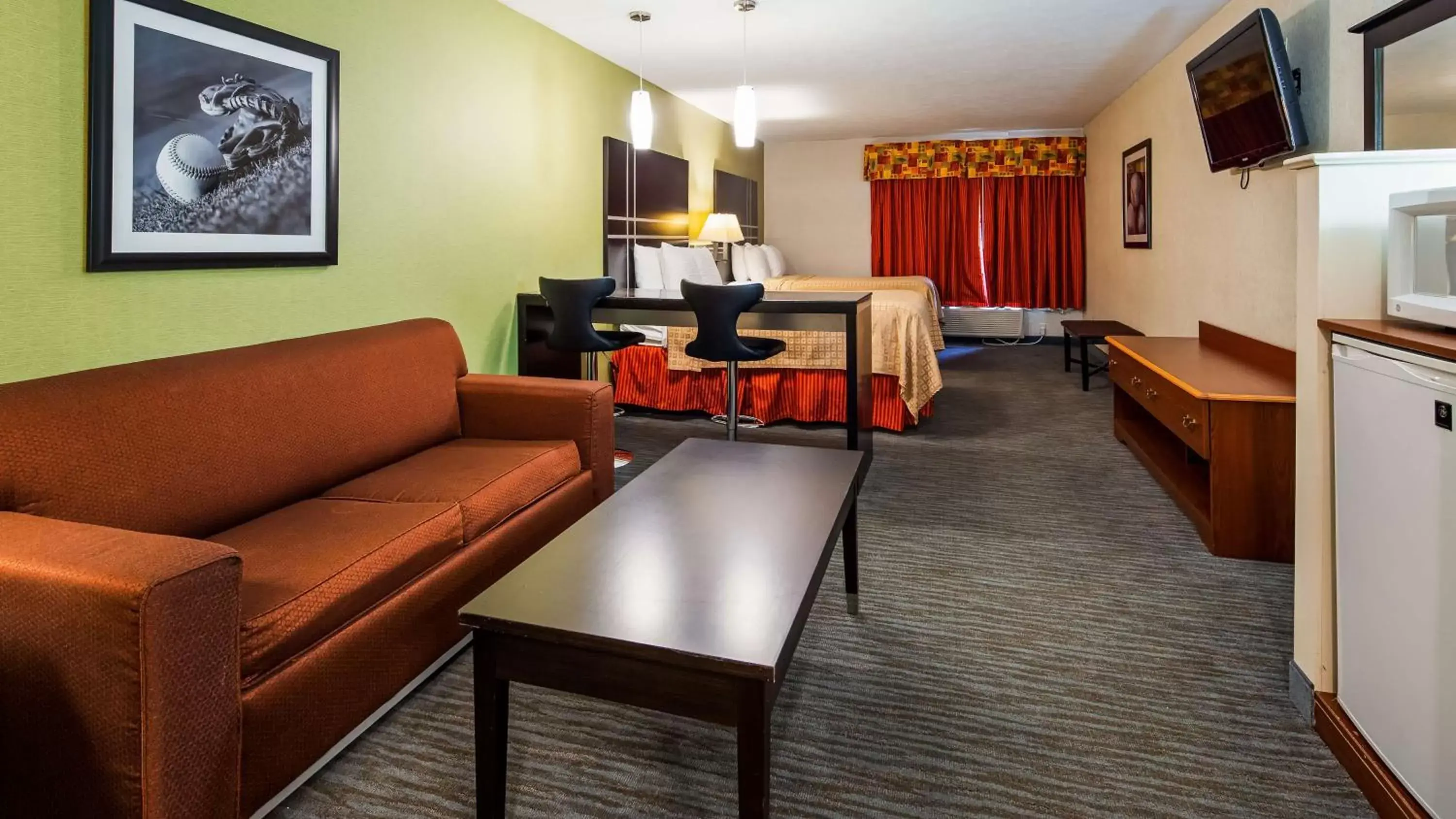 Photo of the whole room, Seating Area in Best Western Cooperstown