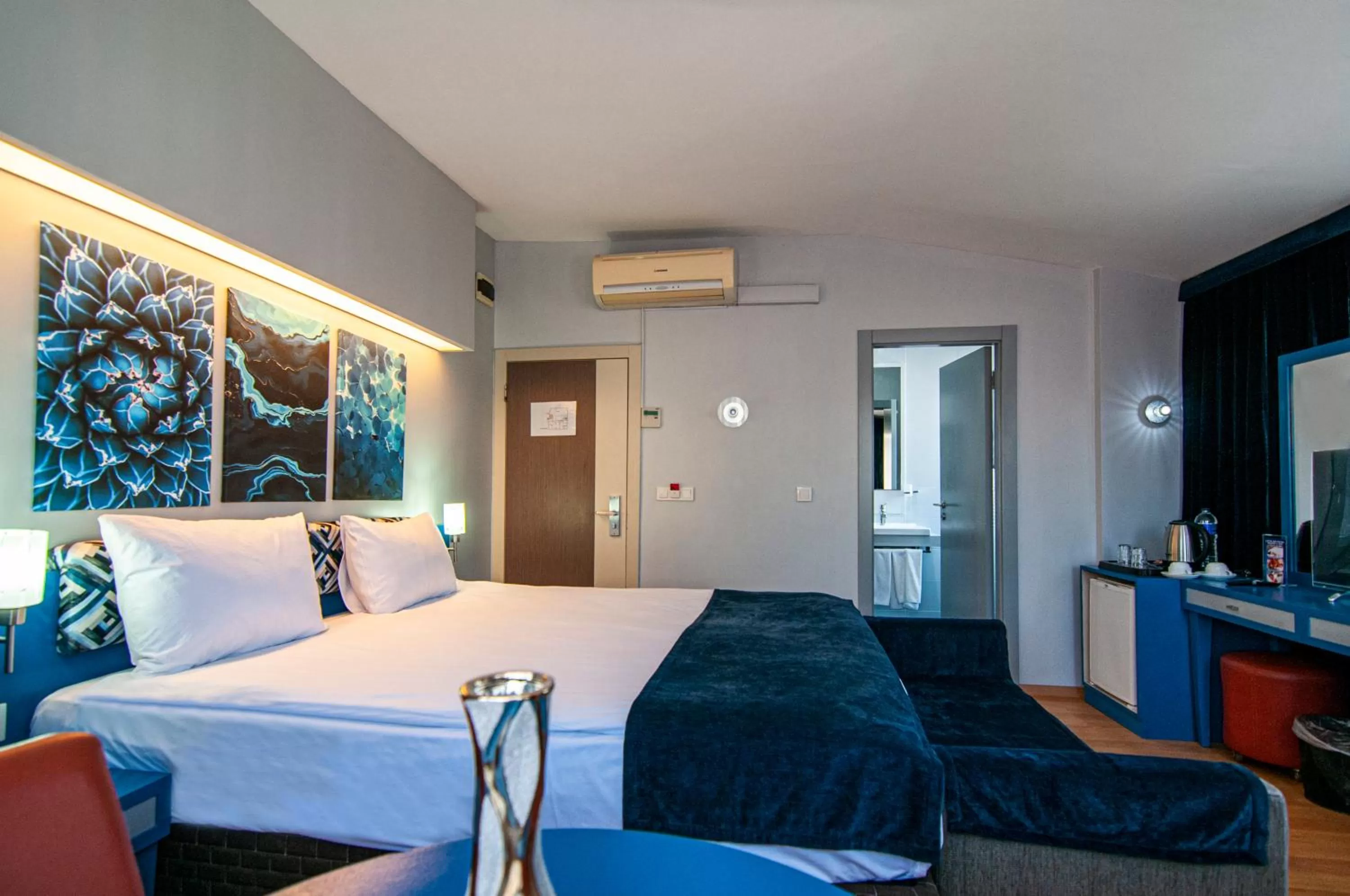 Toilet, Bed in Lapis Inn Hotel & Spa ( Ex. Ambassador Hotel)