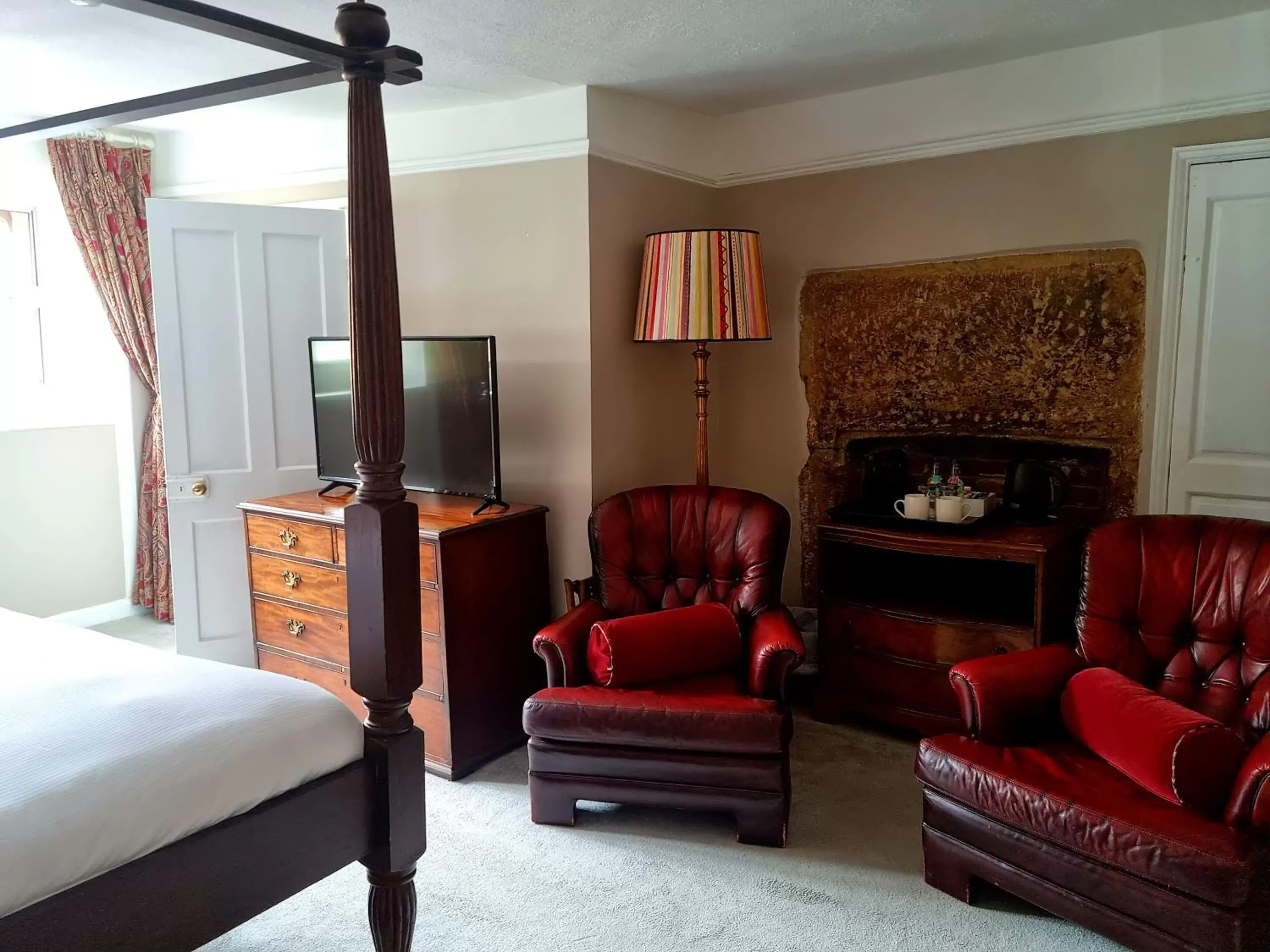 Four Poster Room in The Ollerod Four Poster Room in The Ollerod