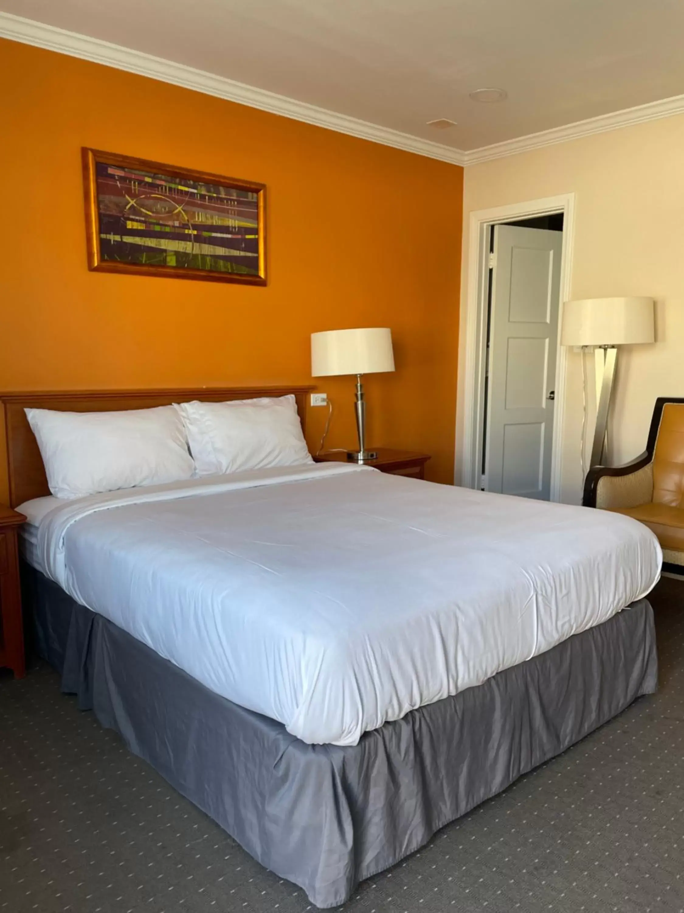 Bed in Howard Johnson by Wyndham Ridgecrest, CA