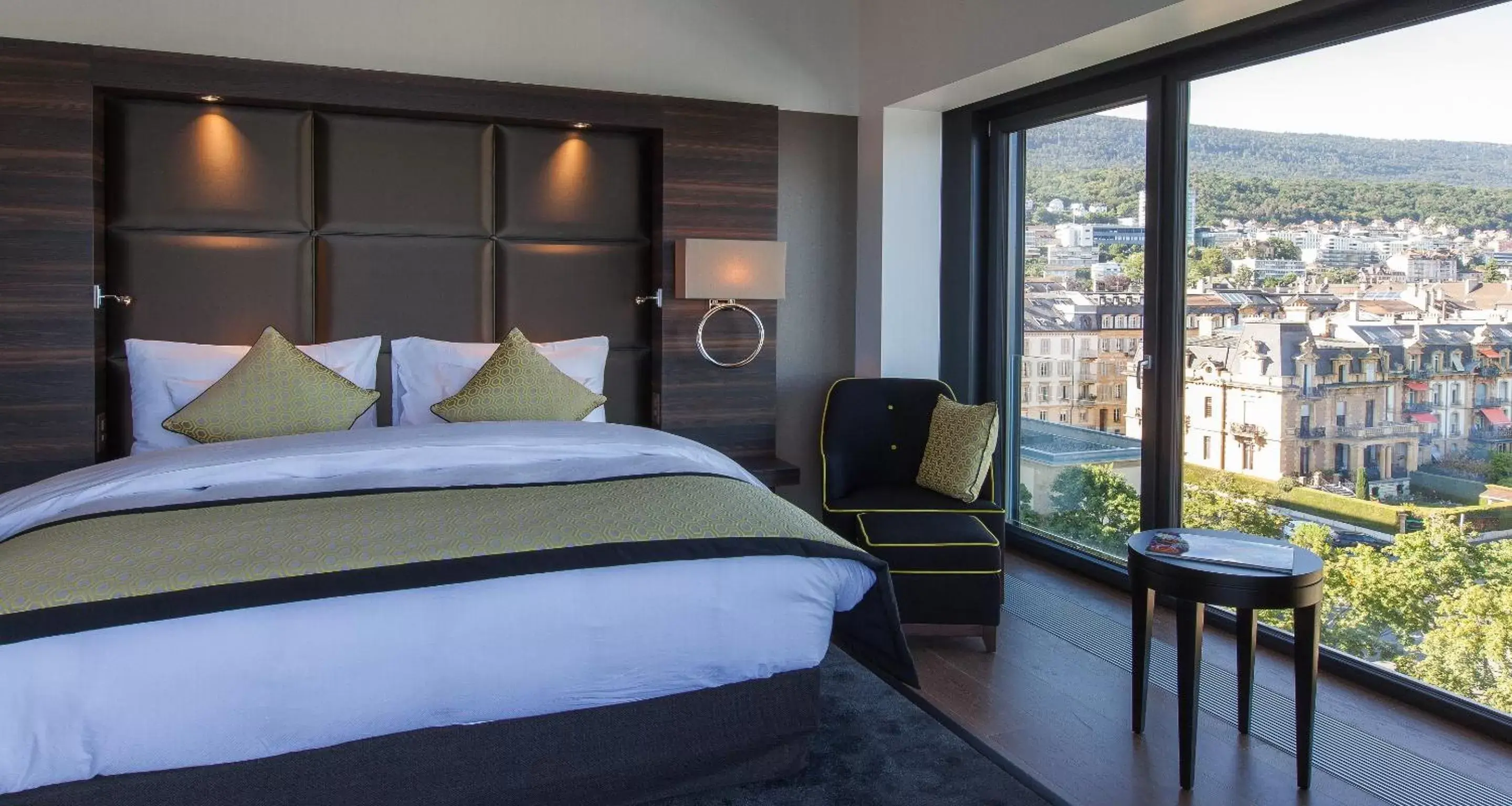 Balcony/Terrace, Bed in Best Western Premier Hotel Beaulac