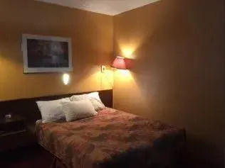 Bedroom, Bed in Macklin Motor Inn