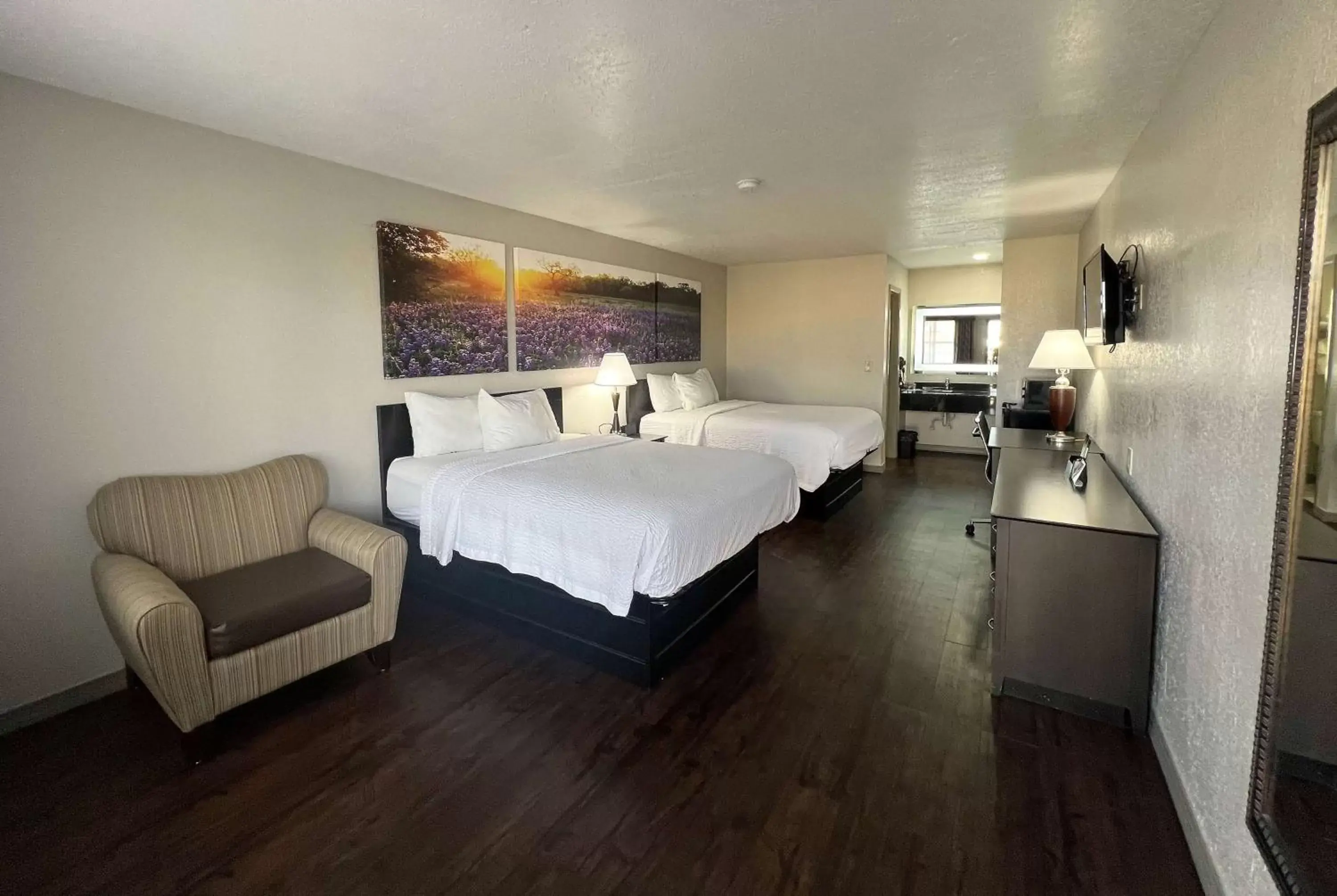 Photo of the whole room, Bed in Days Inn & Suites by Wyndham - Canton First Monday Trade Days