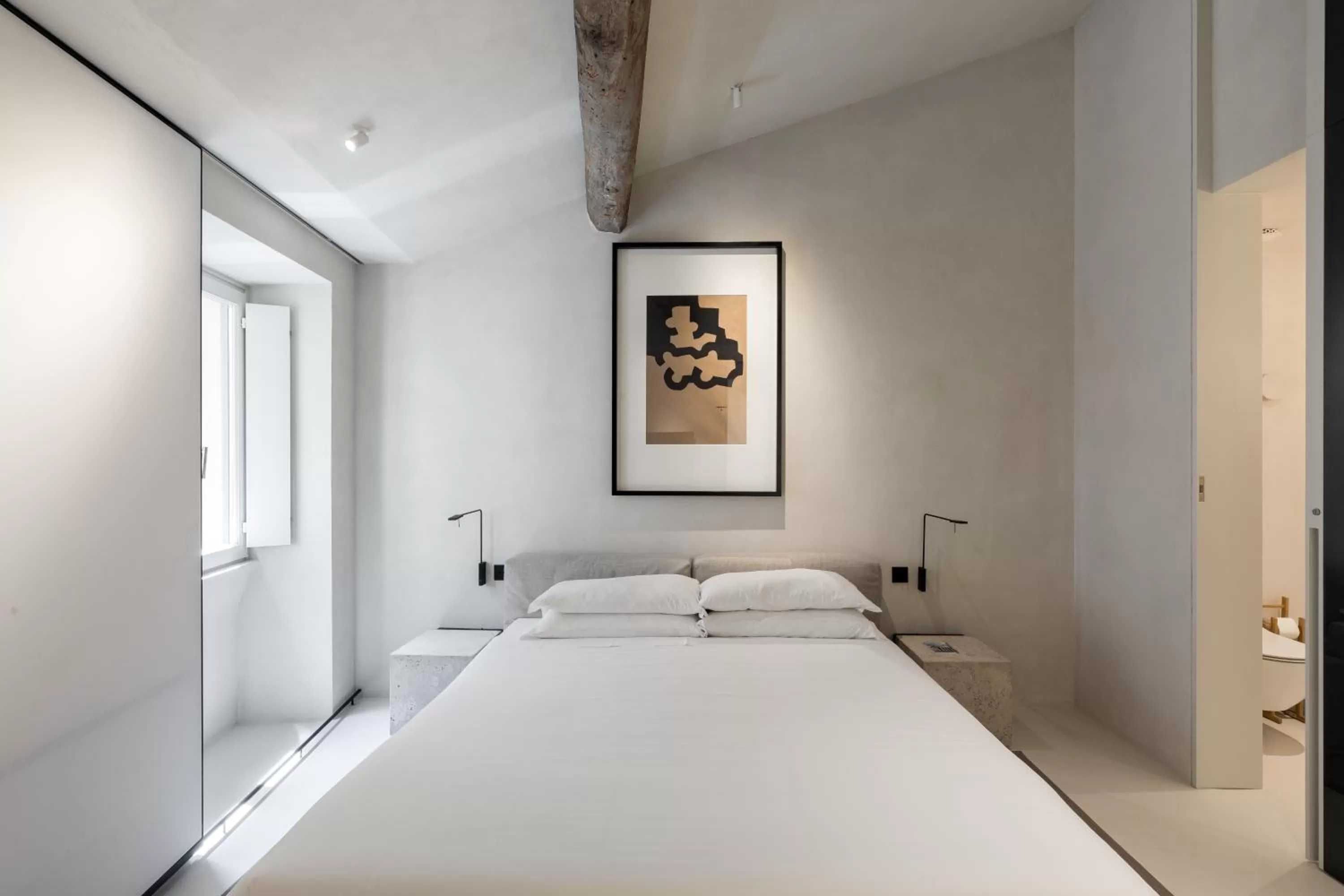 Photo of the whole room, Bed in Hotel Scenario