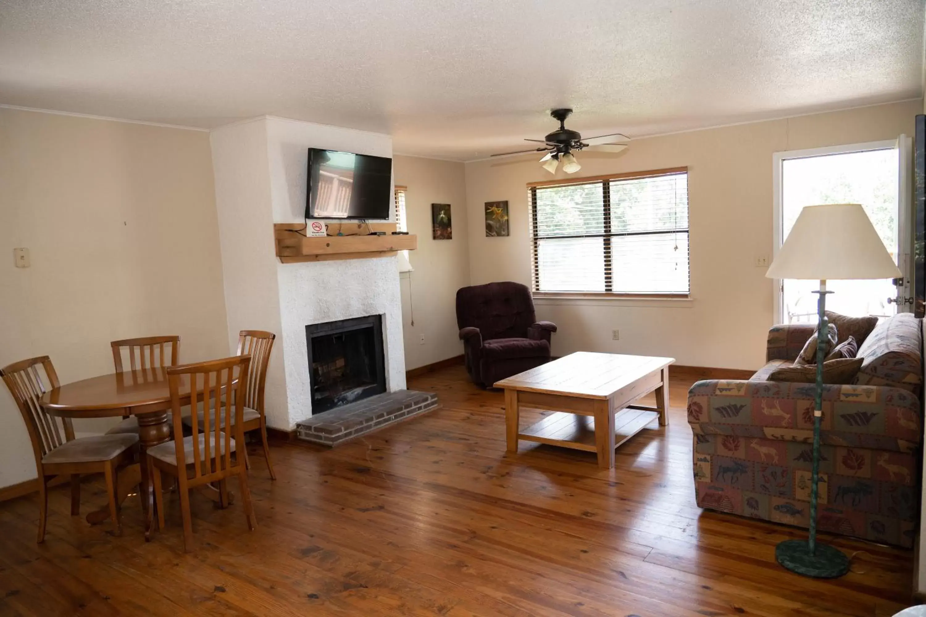 TV and multimedia, Seating Area in Tremont Lodge & Resort