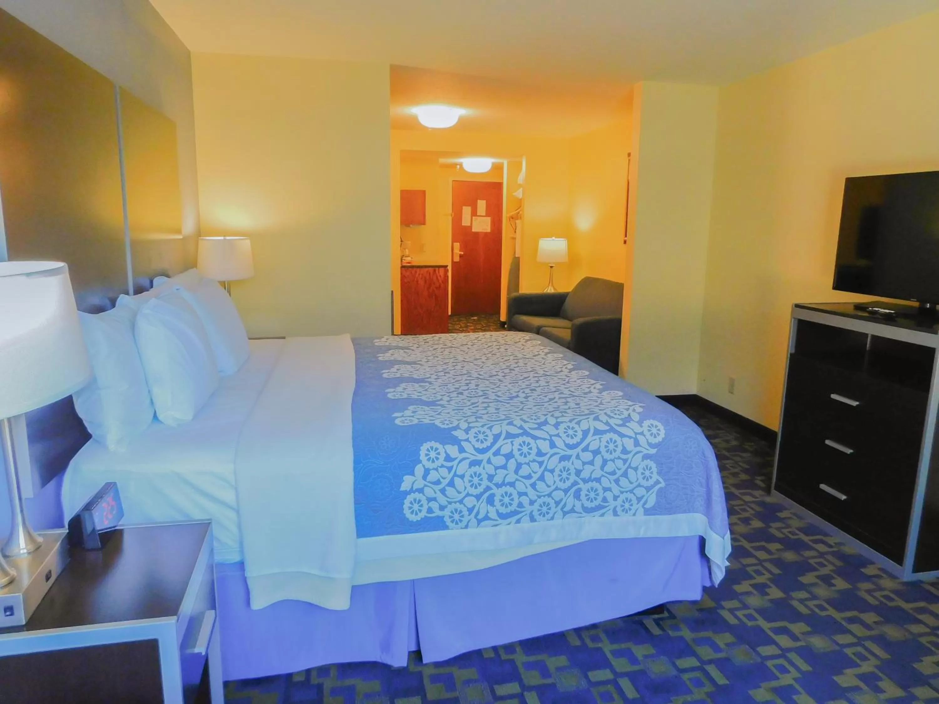 Bed in Days Inn & Suites by Wyndham Pocahontas