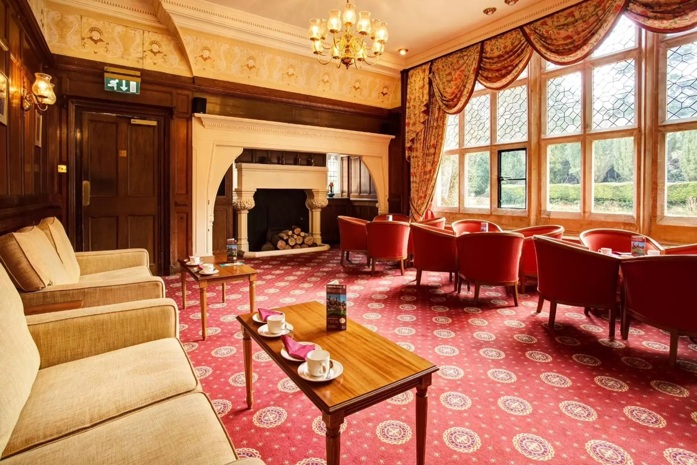 Lounge or bar in Best Western PLUS Grim's Dyke Hotel