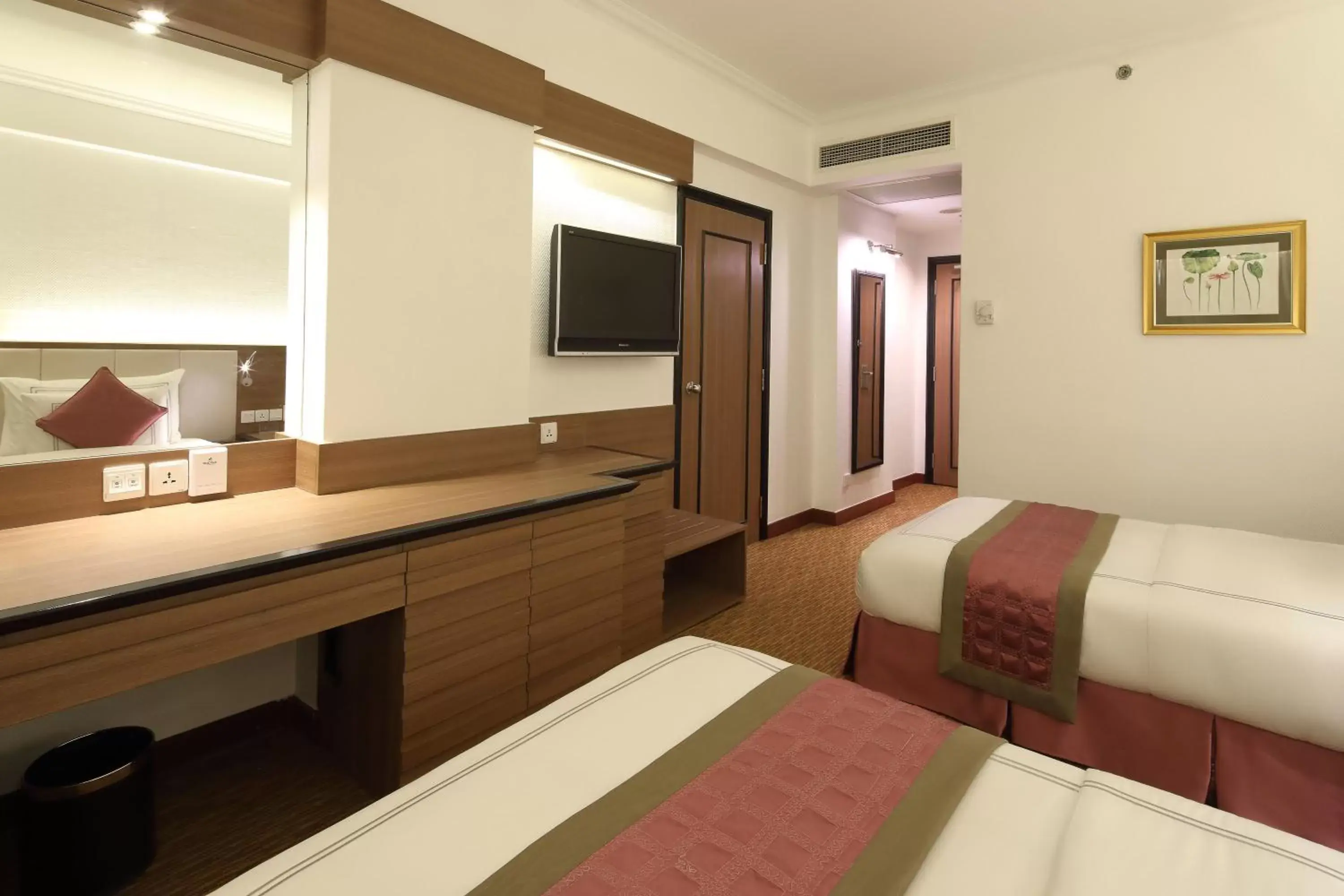 Bed, TV/Entertainment Center in Sunway Hotel Hanoi