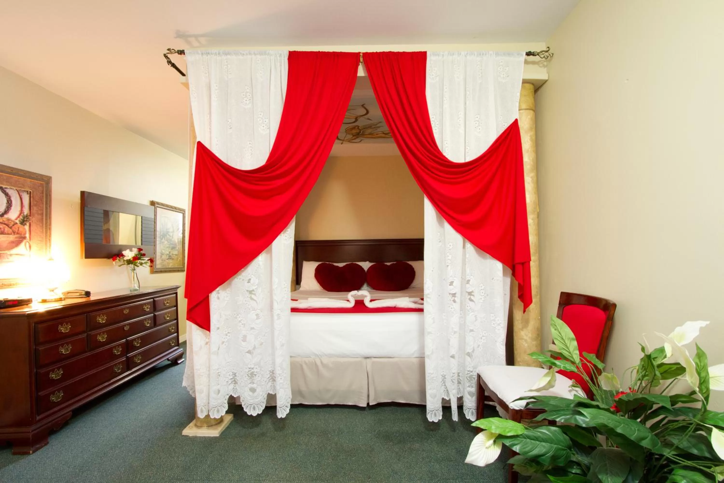 Photo of the whole room, Bed in Knights Inn Lindsay