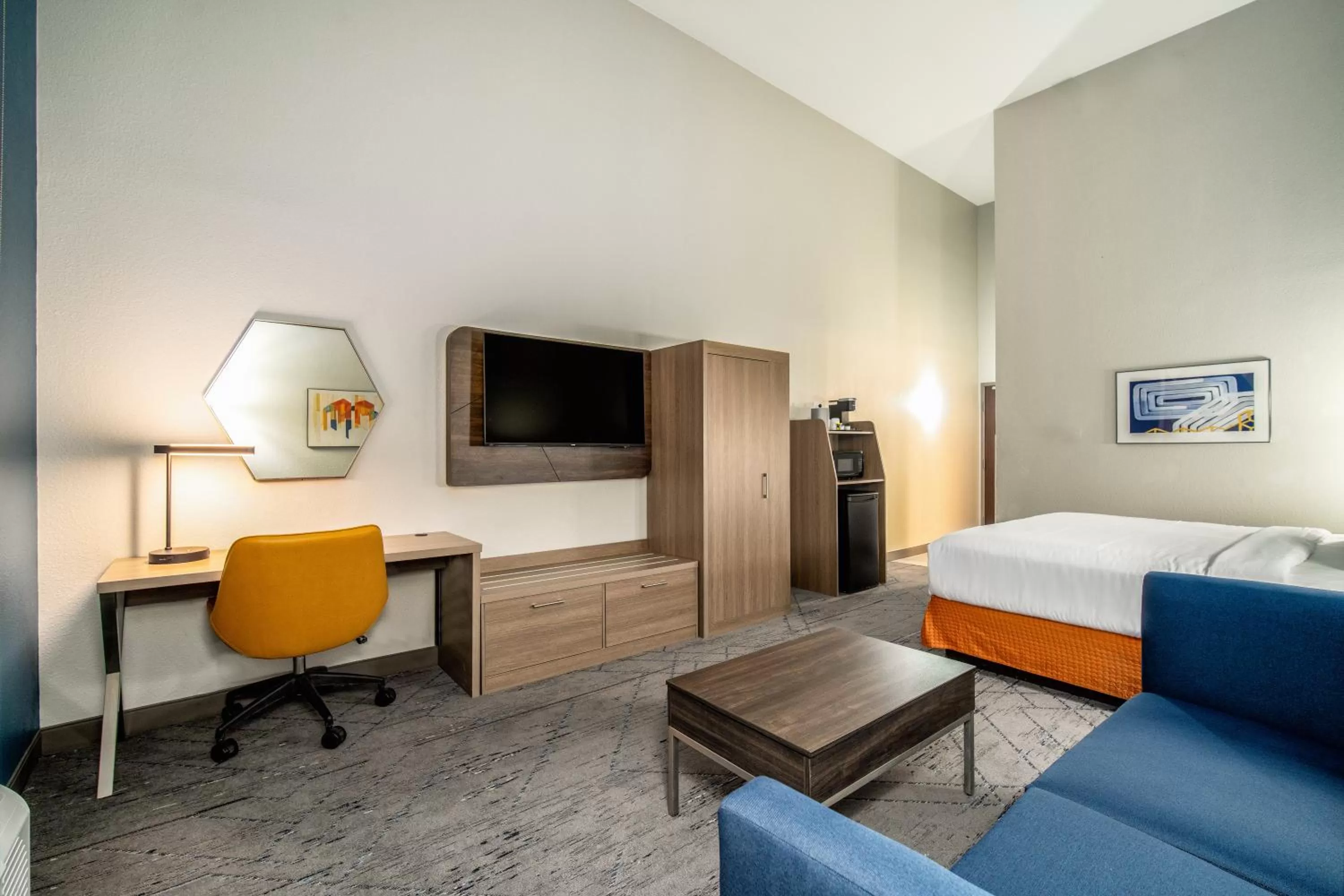 Photo of the whole room, Bed in Holiday Inn Express & Suites Phoenix - Mesa West by IHG