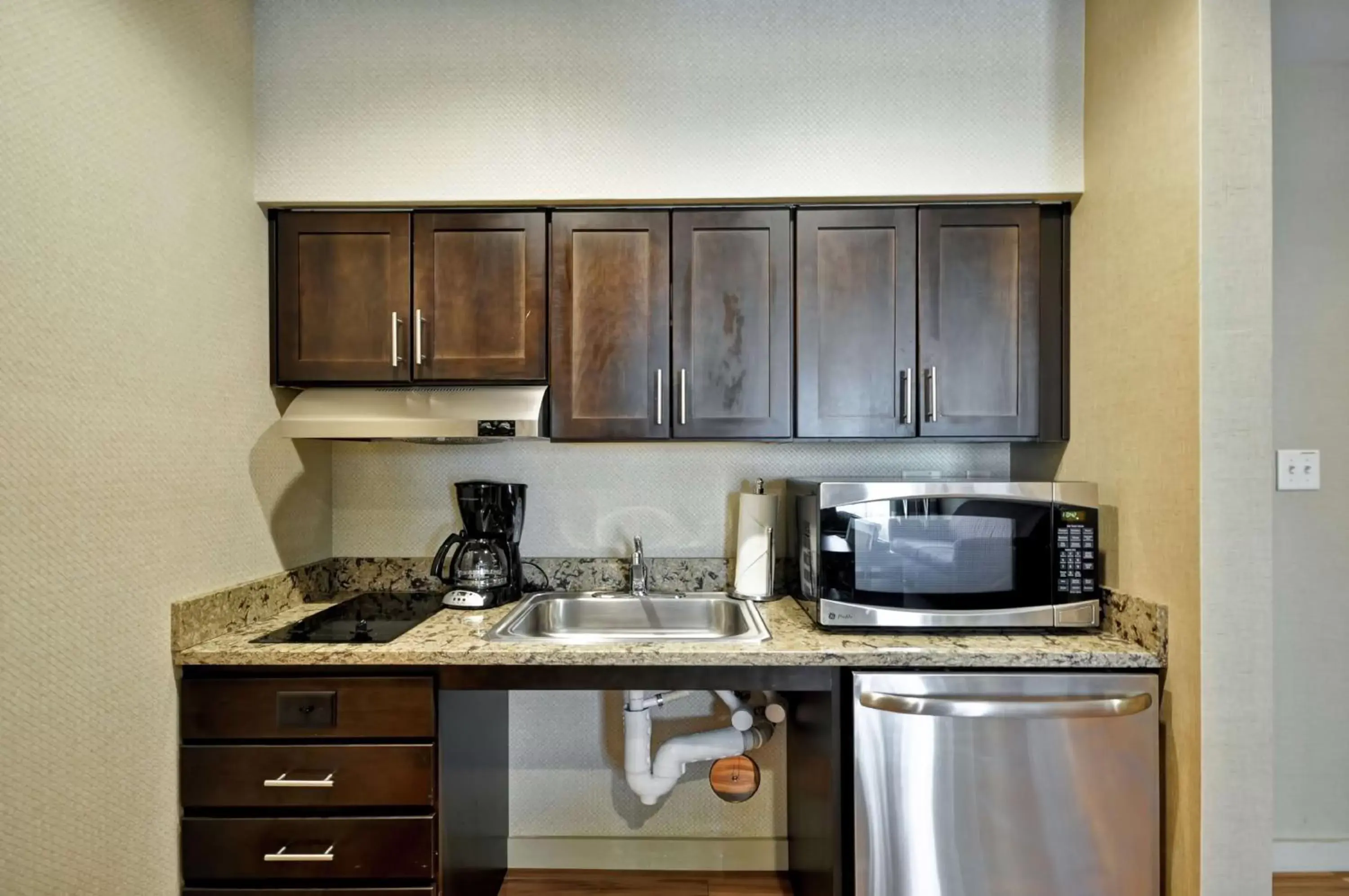 Bedroom, Kitchen/Kitchenette in Homewood Suites by Hilton Hartford / Southington CT