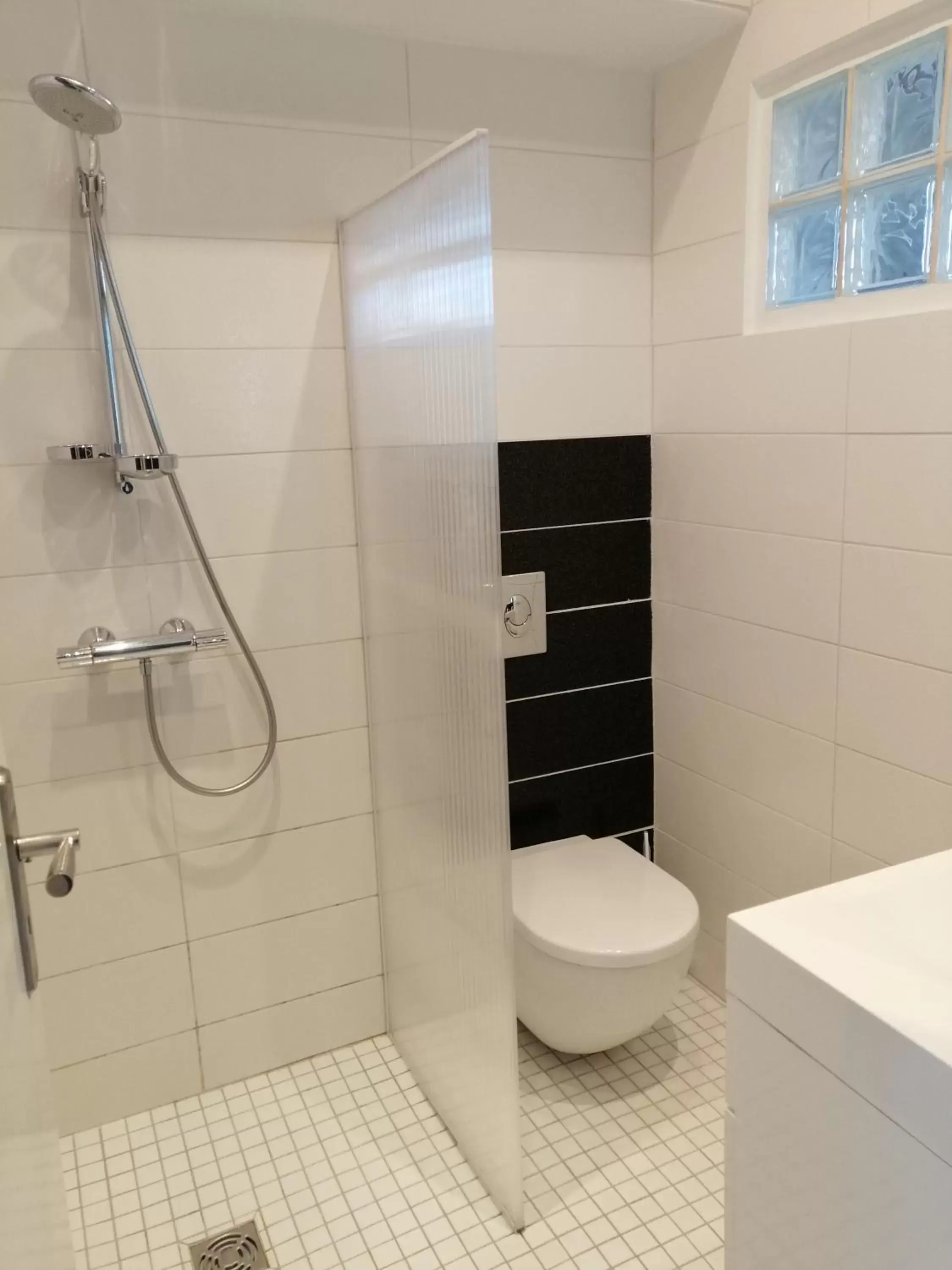 Shower, Bathroom in Chambres et Tables d'hôtes du Puits d'Athie