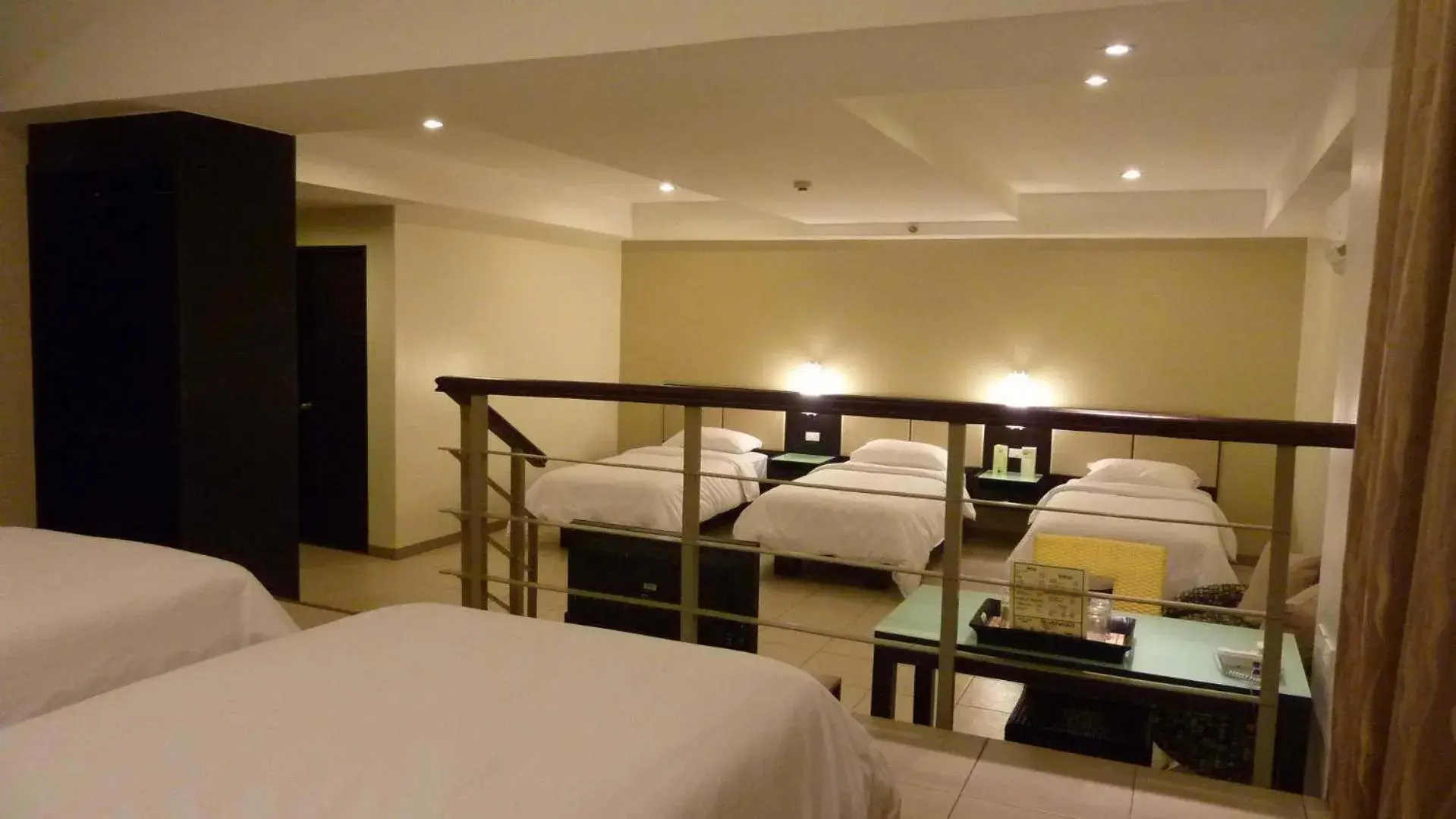 Photo of the whole room, Bed in Circle Inn - Iloilo City Center