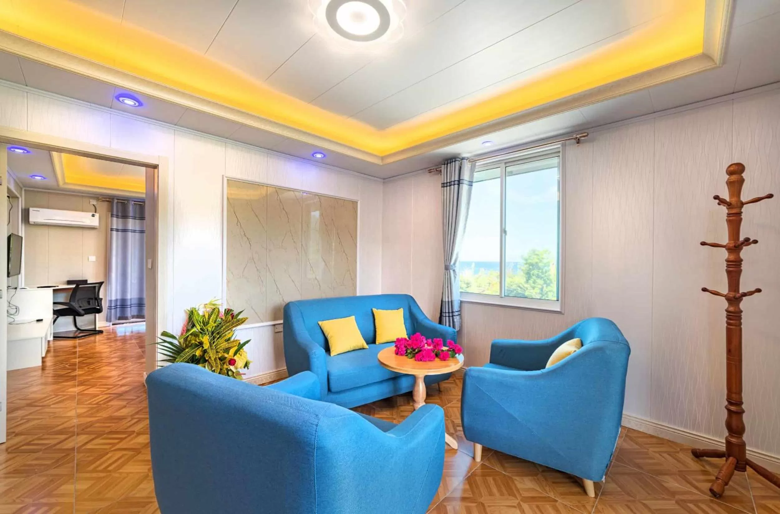 Living room in Riverside Hotel