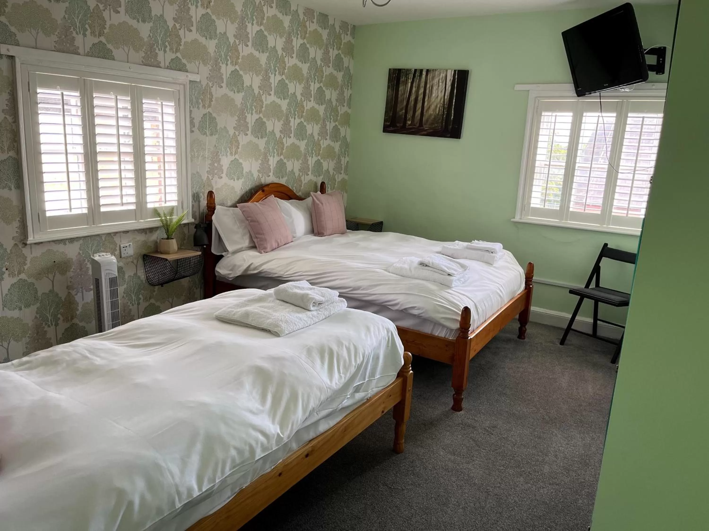 Bedroom, Bed in The Crown Hotel