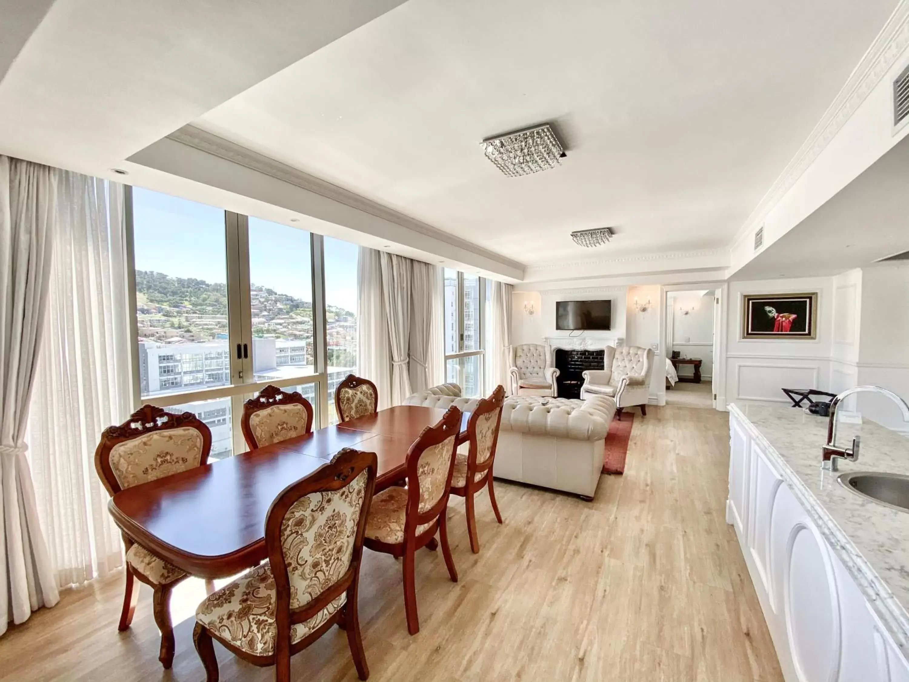 Kitchen or kitchenette, Dining Area in Pepperclub Hotel